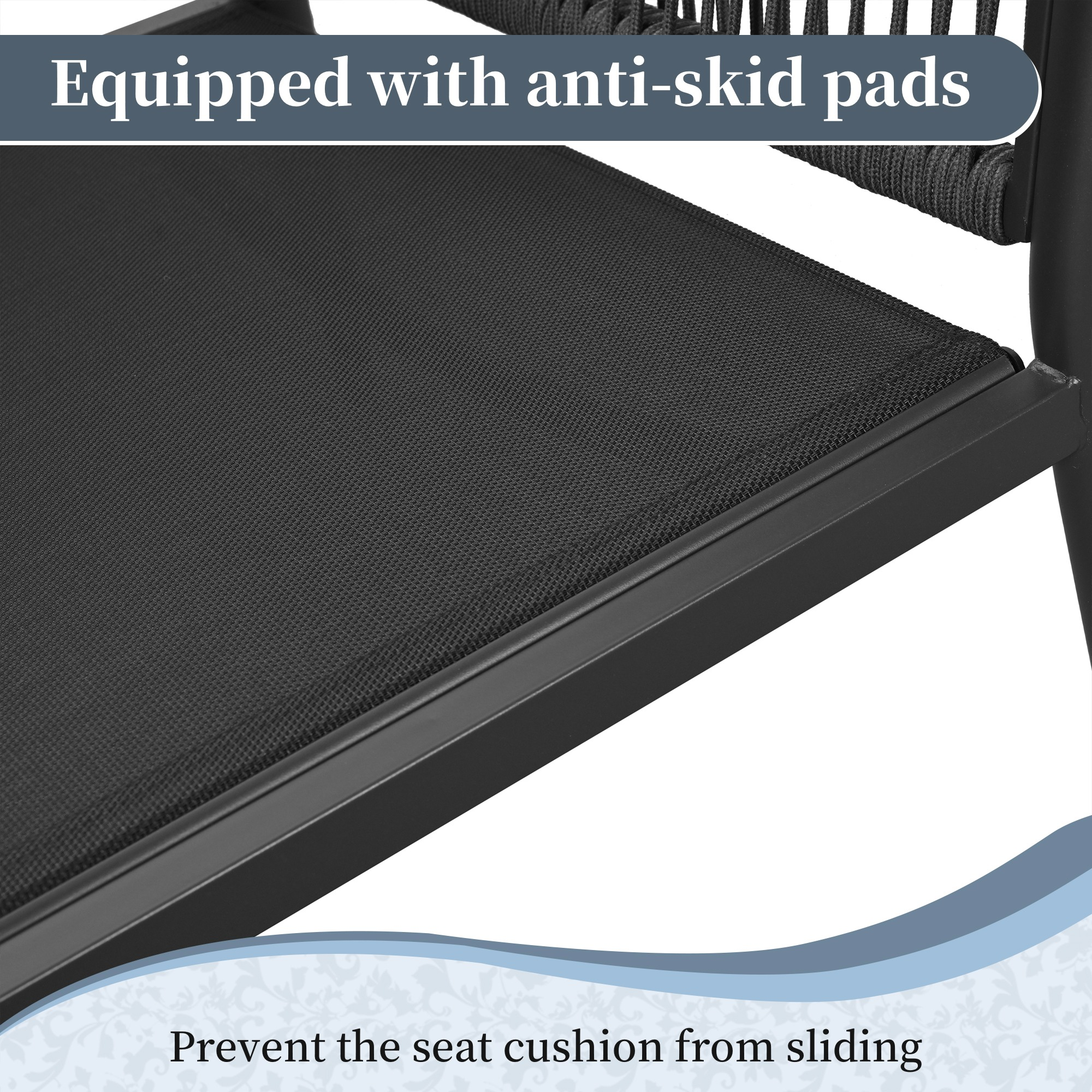 Nahaufnahme eines Stuhlsitzes mit schwarzem Kissen und Anti-Rutsch-Pads.