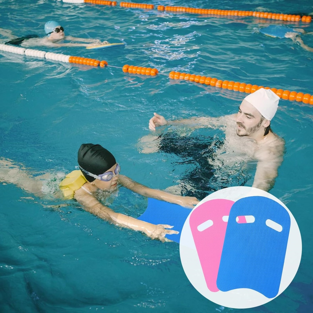 Schwimmer in einem Pool mit Schwimmhilfen. Ein Kind benutzt ein blaues Schwimmbrett. Ein Erwachsener ist in der Nähe. Andere Schwimmer sind im Hintergrund.
