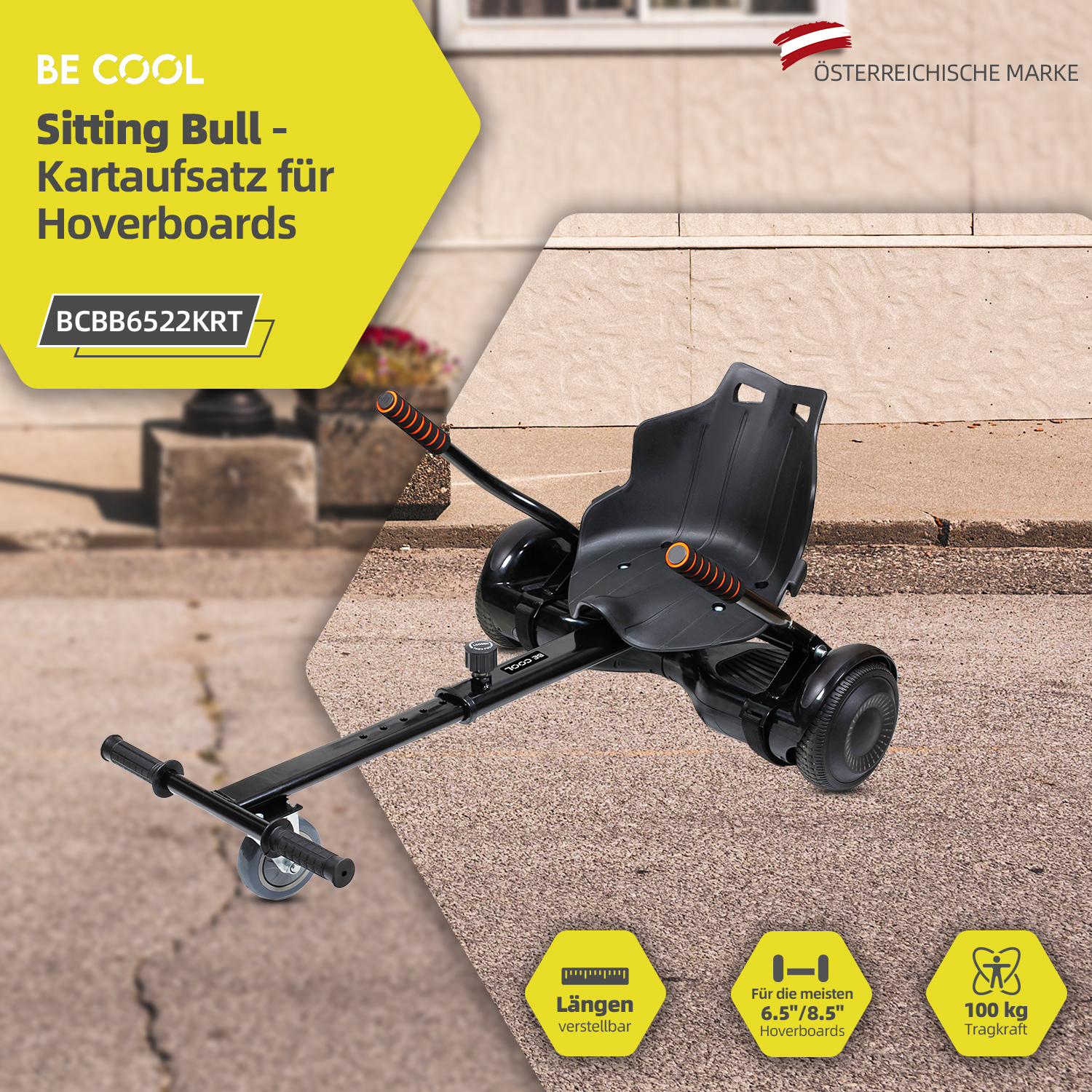 Ein schwarzer Kart-Aufsatz für Hoverboards auf strukturierter Oberfläche. Er hat Sitz, Griffe und Räder. Auch Text und Logos sind vorhanden.