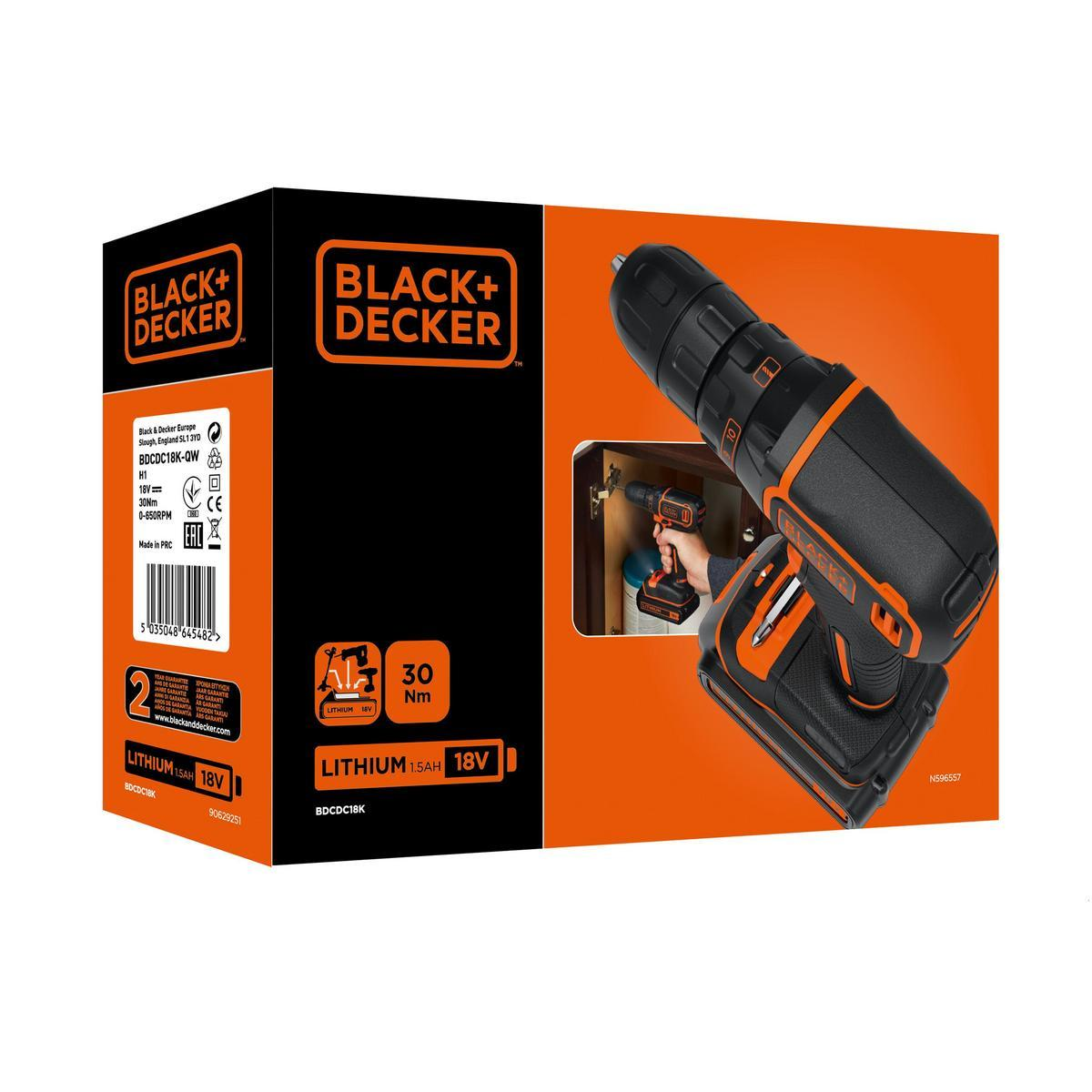 Pokazano wiertarkę Black+Decker z pomarańczowo-czarnym designem. Osoba używa wiertarki na drzwiach szafki. Pudełko pokazuje produkt.