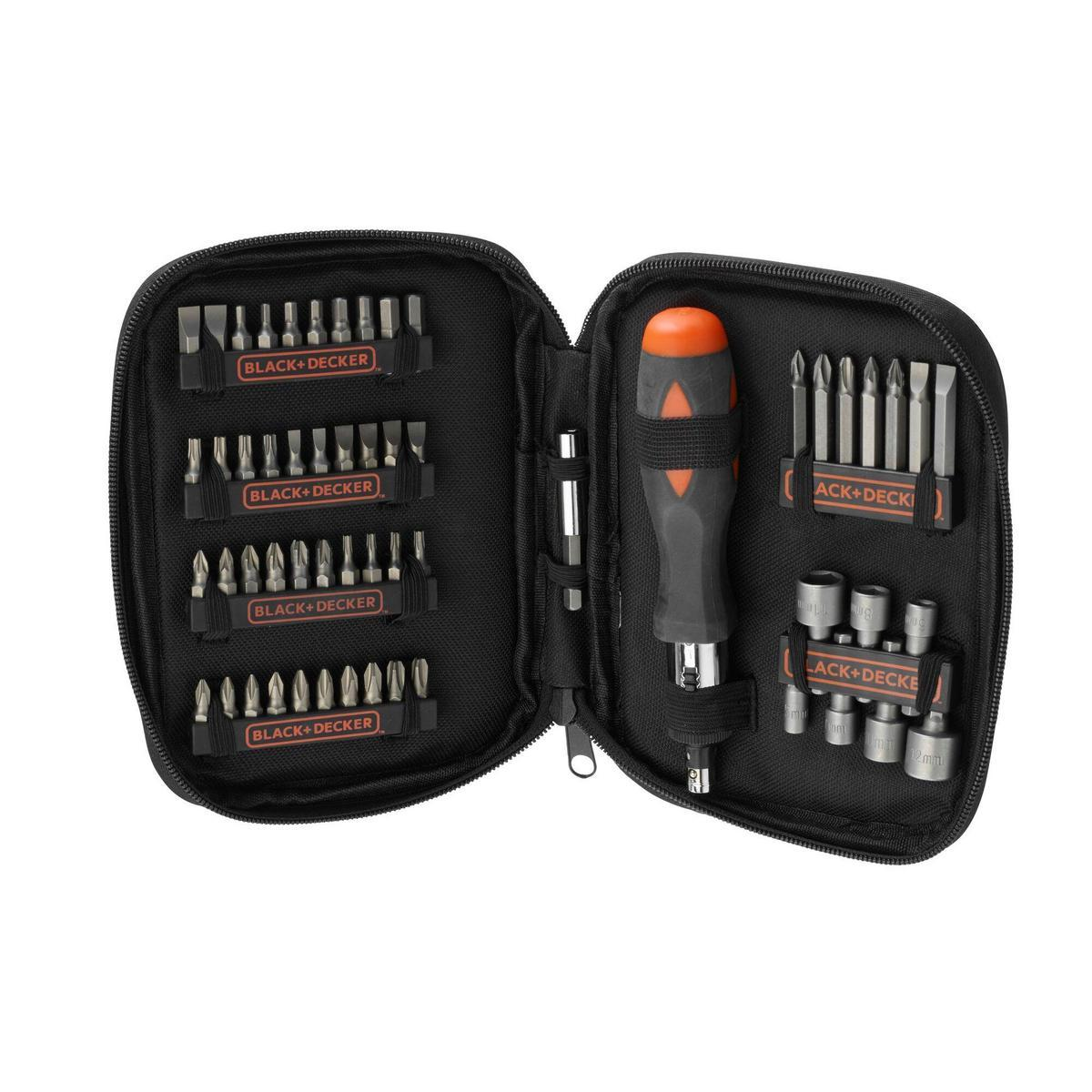 Siyah bir alet çantası, açık, çeşitli tornavida uçları, bir tornavida sapı ve soketlerle. BLACK+DECKER marka adı görünür.