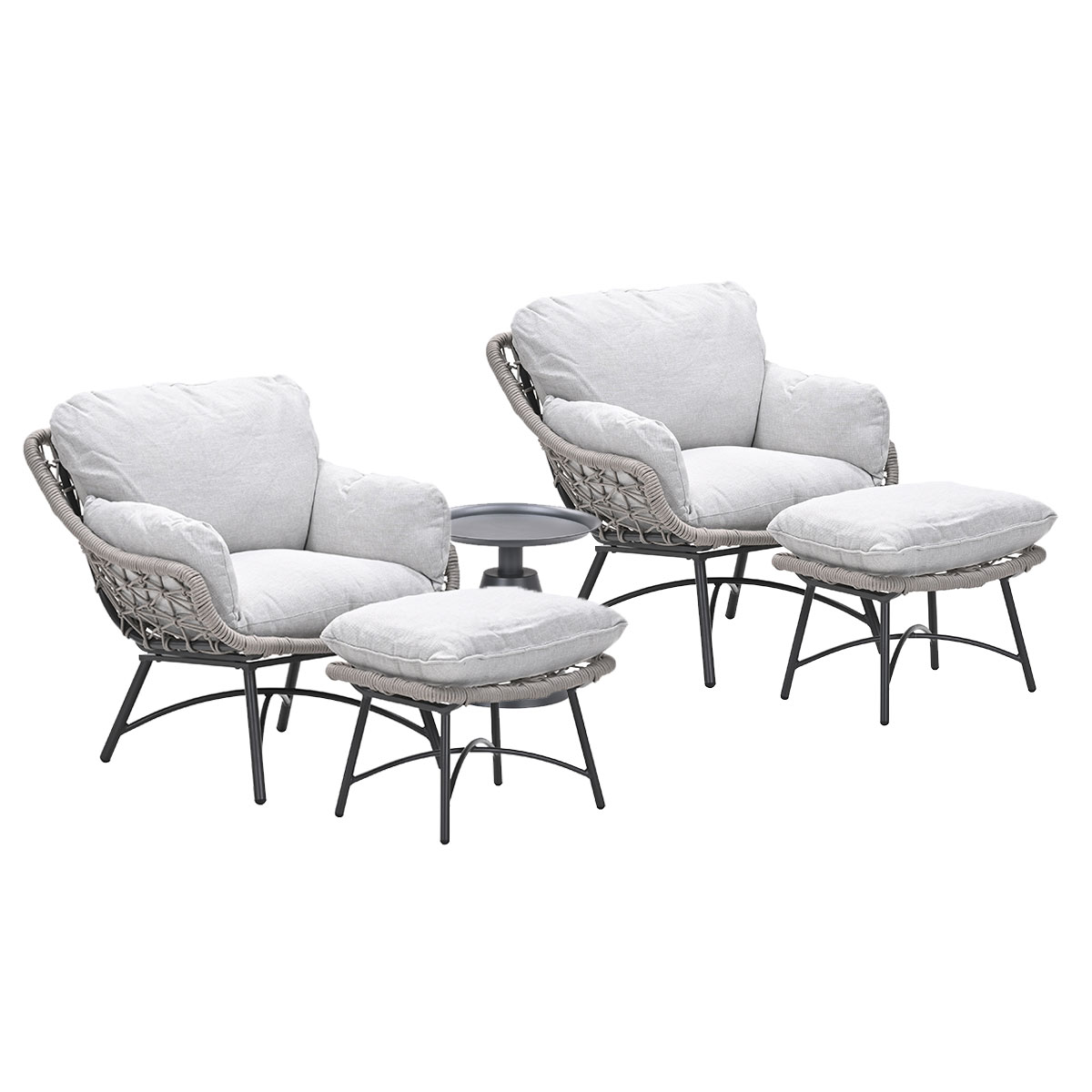 Twee grijze fauteuils met poefs en een kleine tafel. Ze hebben grijze geweven rugleuningen, lichtgrijze kussens en zwarte metalen frames.