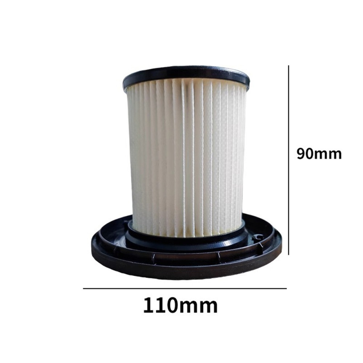 Un filtro cilindrico per aspirapolvere con parte superiore e inferiore nere, carta filtrante beige chiaro. Dimensioni: 110 mm x 90 mm.