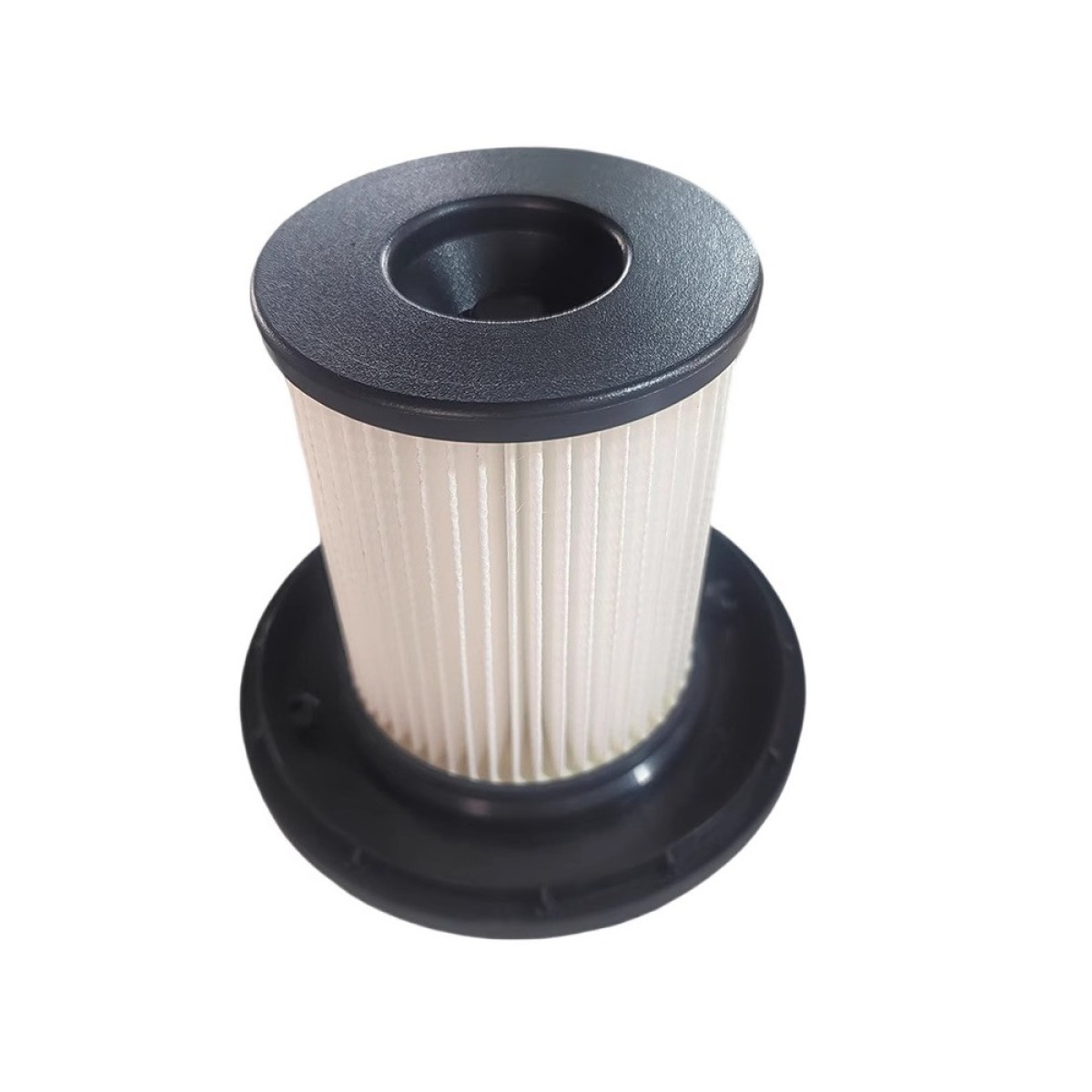 Un filtro cilindrico per aspirapolvere. Ha una parte superiore e inferiore nere con un filtro bianco plissettato al centro. Isolato su bianco.
