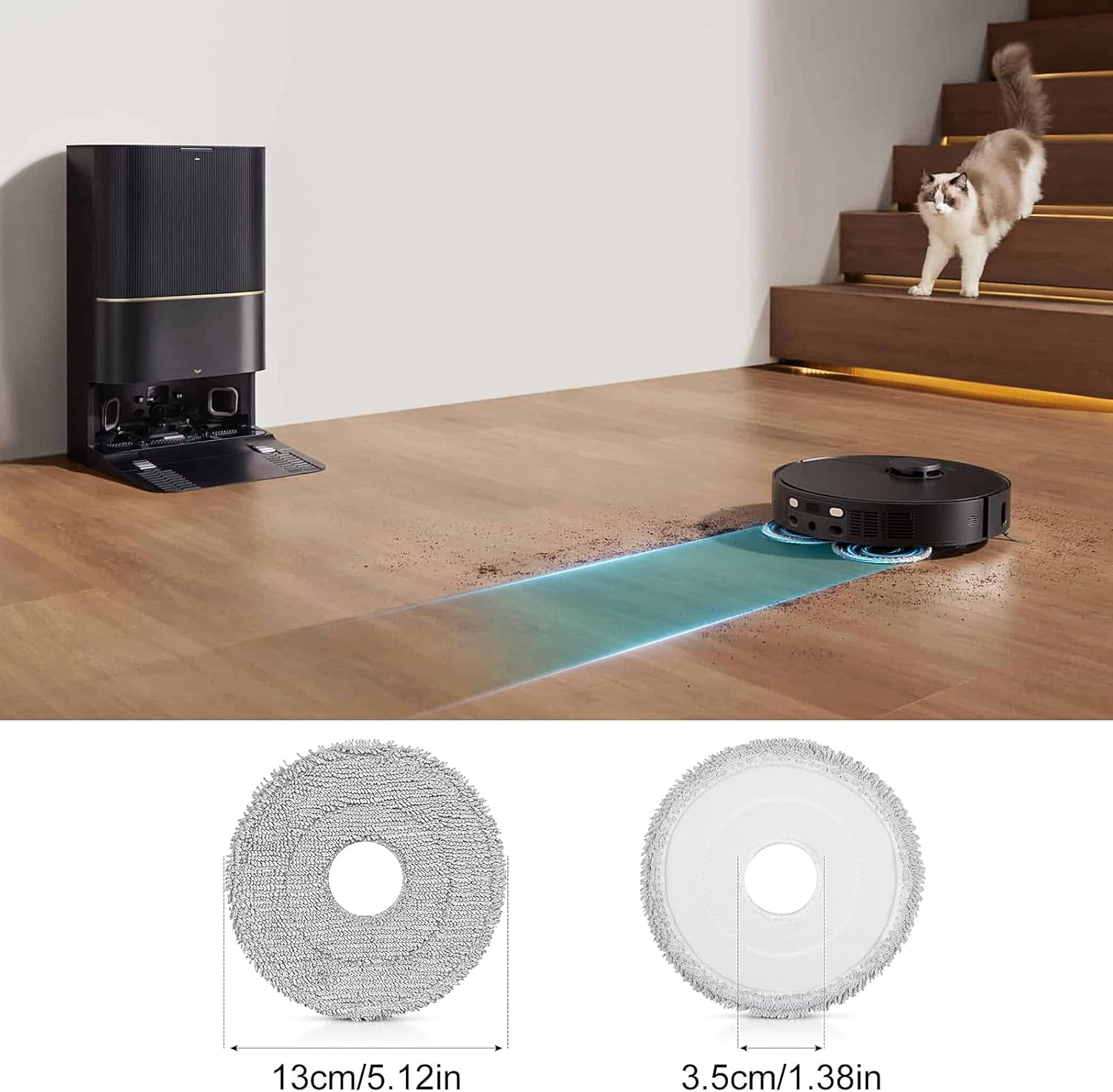 Ein schwarzer Roboter-Staubsauger reinigt einen Holzboden. Eine Katze steht auf einer Treppe, und eine schwarze Reinigungsstation ist links.