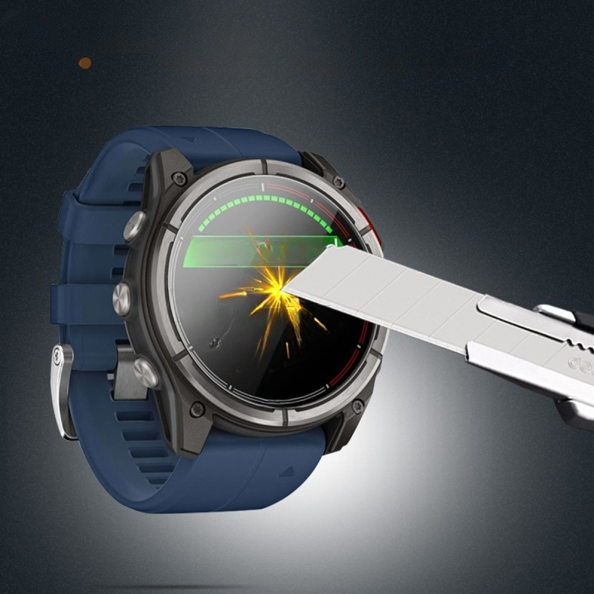 Uno smartwatch blu viene testato con una lama. Il quadrante mostra un grafico verde e un'esplosione gialla dall'impatto.