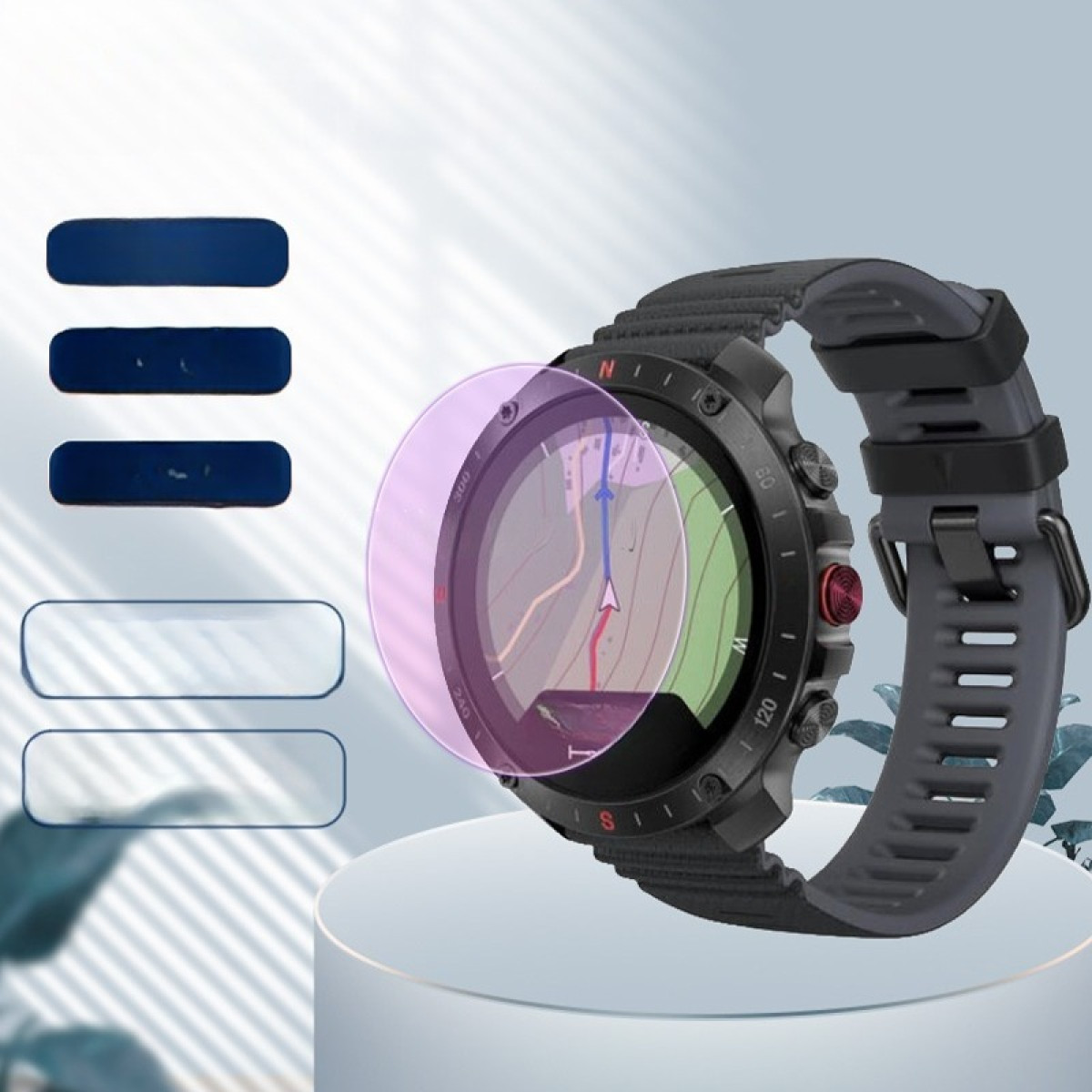 Uno smartwatch nero e grigio con display mappa. Una protezione schermo rosa è sopra il quadrante. L'orologio è su una superficie chiara.