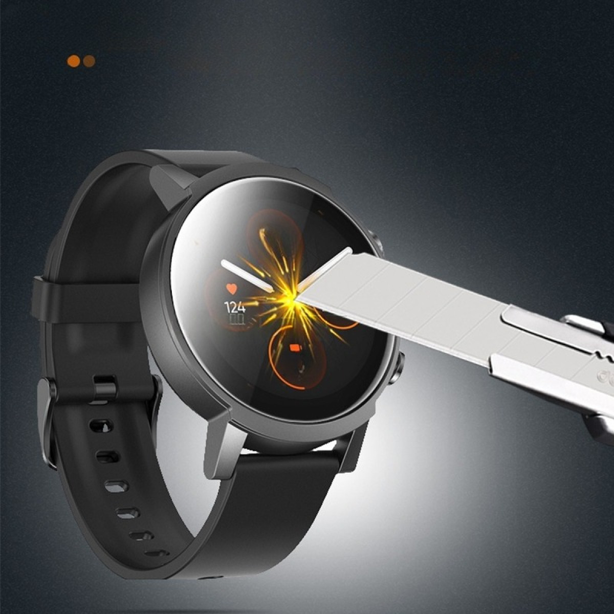 Smartwatch nero con quadrante rotondo. Un coltello taglia lo schermo, mostrando la frequenza cardiaca. Cinturino nero e cassa in metallo grigio.