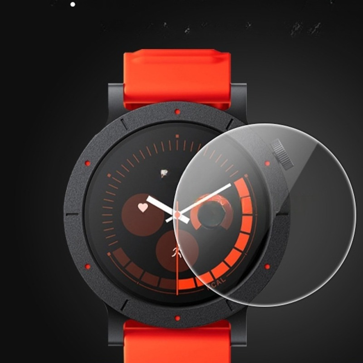 Uno smartwatch nero con cinturino rosso. Il quadrante è nero con indicatori arancioni e lancette bianche. È visibile uno strato protettivo trasparente.