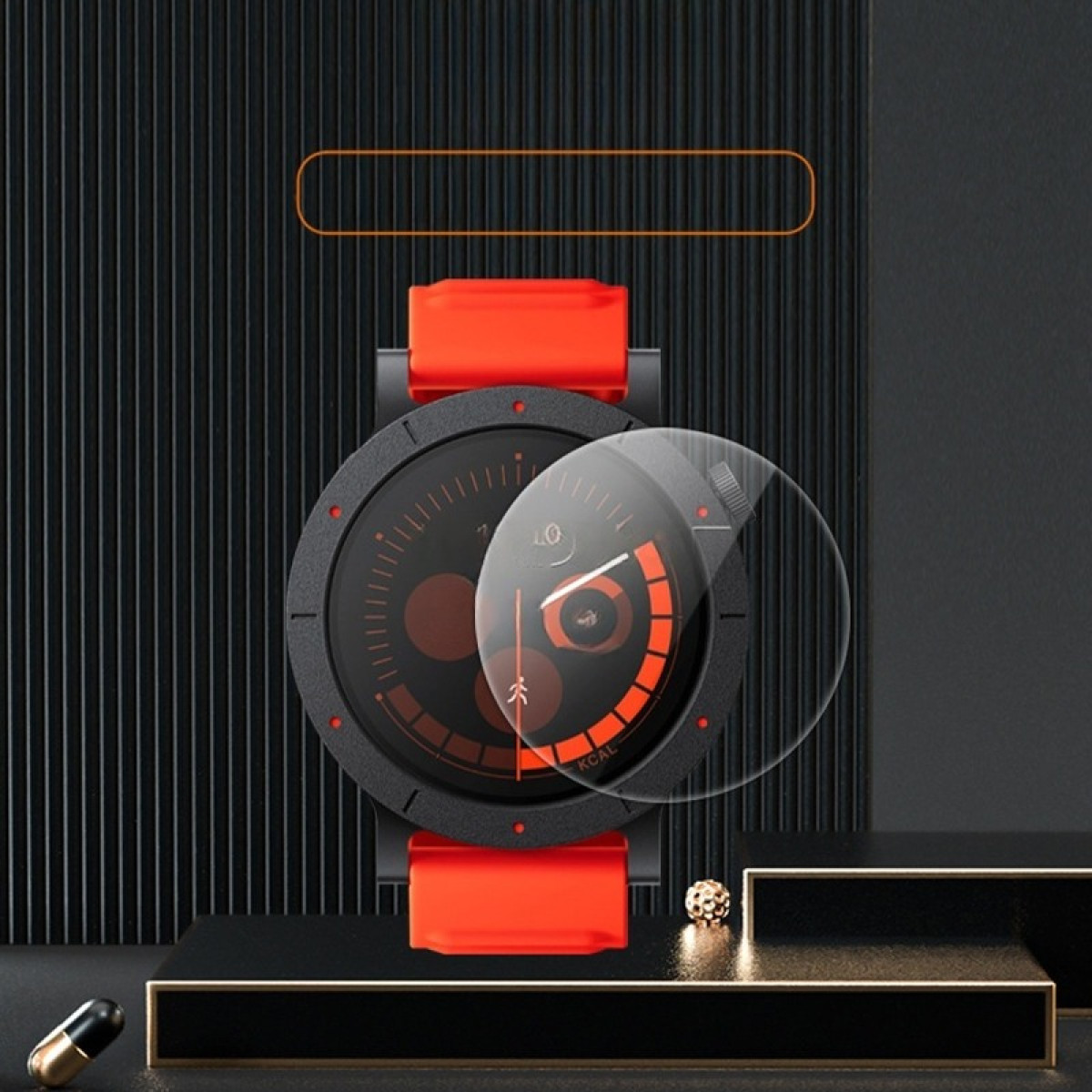 Uno smartwatch nero con accenti arancioni è in mostra. Poggia su una piattaforma nera contro uno sfondo nero strutturato.