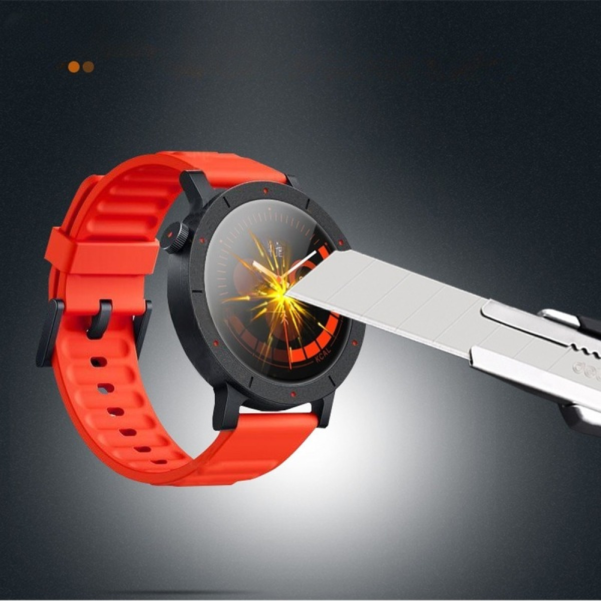 Uno smartwatch rosso è in fase di test per la durata. Una lama tocca il quadrante dell'orologio, che ha un display digitale.