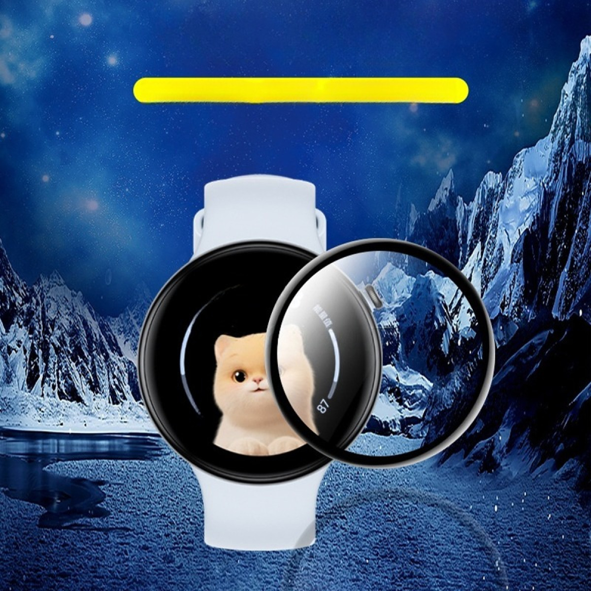 Smartwatch bianca con immagine di gatto sullo schermo. Lente mostra dati sanitari. Montagne innevate e barra gialla.