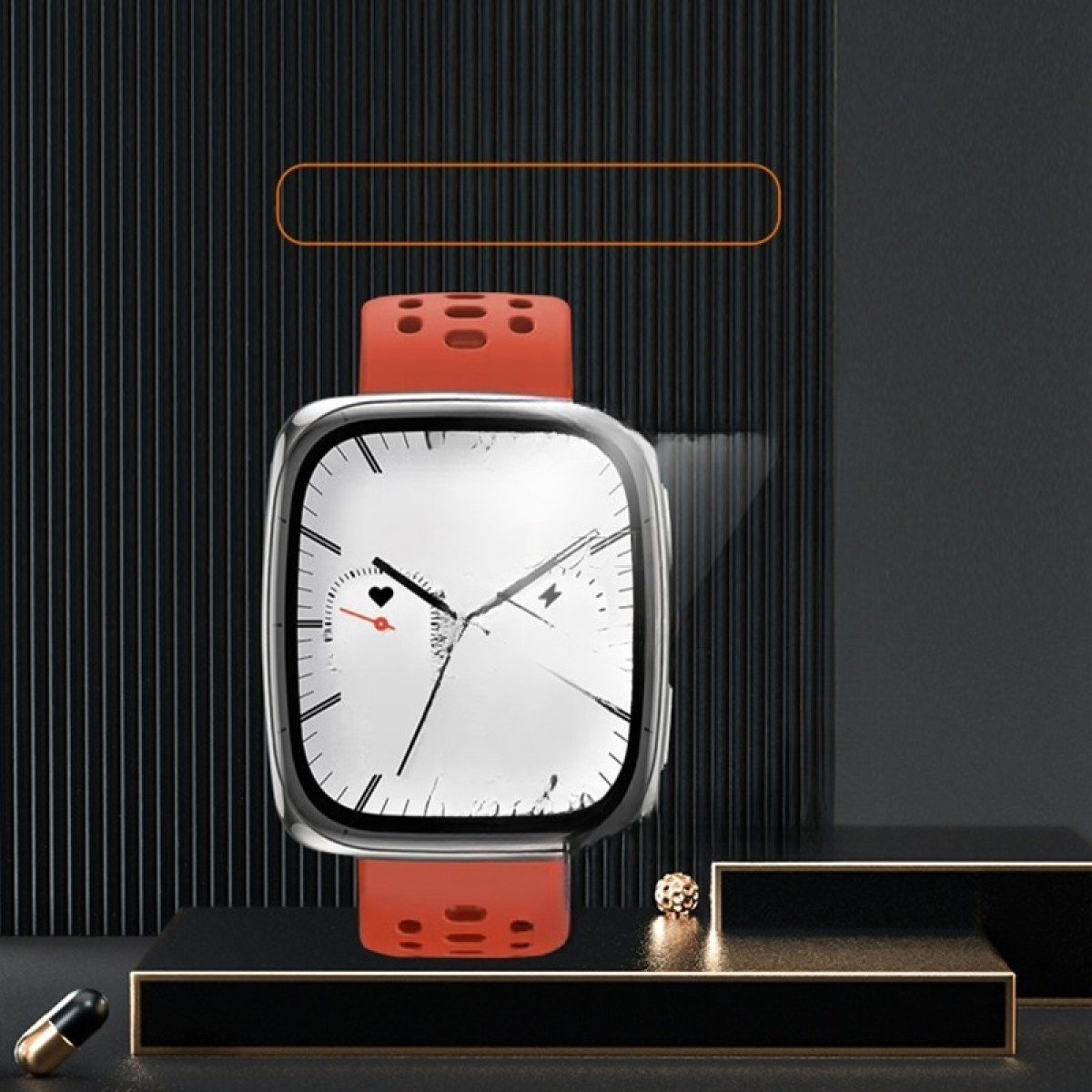Uno smartwatch con cornice argentata e quadrante bianco, cinturino arancione, su sfondo nero con dettagli dorati. Una pillola di fronte.