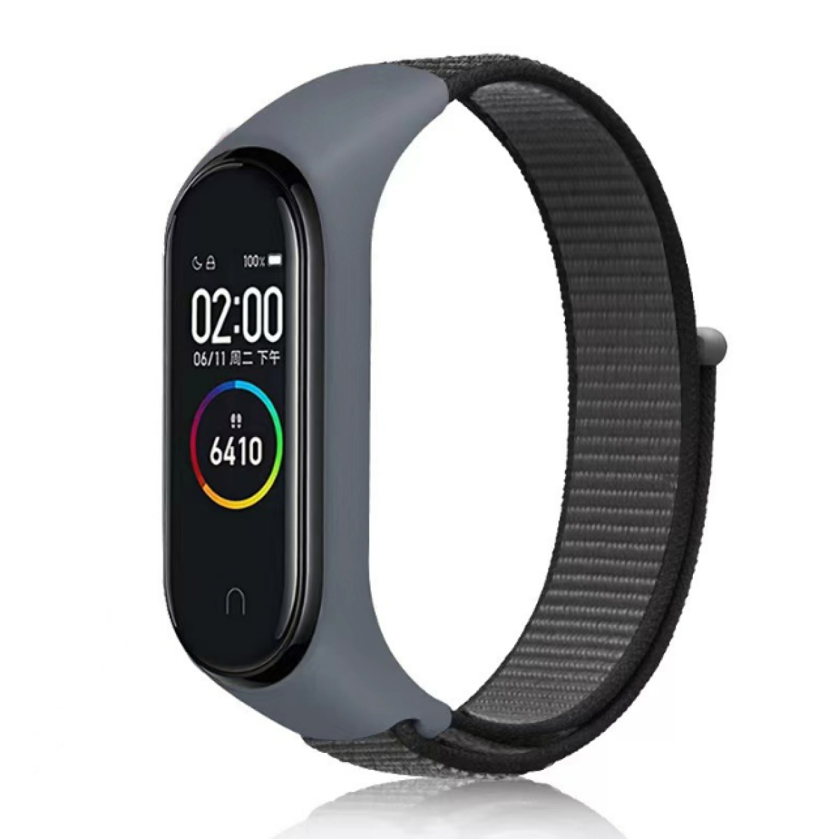 Graue Smartwatch mit schwarzem Stoffband zeigt Zeit und Schritte. Der Bildschirm zeigt Uhrzeit, Datum und Schrittzahl.