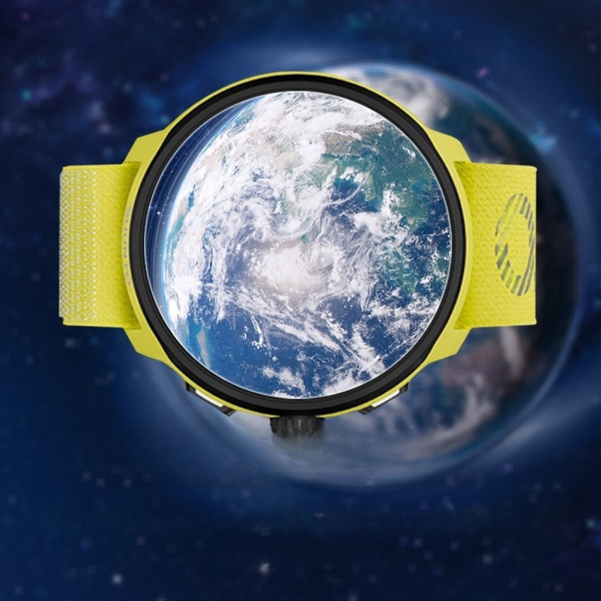Un orologio da polso giallo con la Terra come quadrante, su sfondo stellato. Il cinturino è giallo.