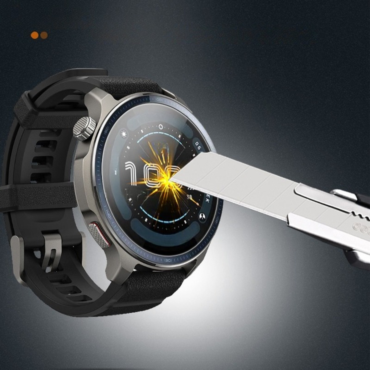 Uno smartwatch con cinturino nero viene graffiato da un taglierino. Il quadrante mostra numeri e un bagliore luminoso.