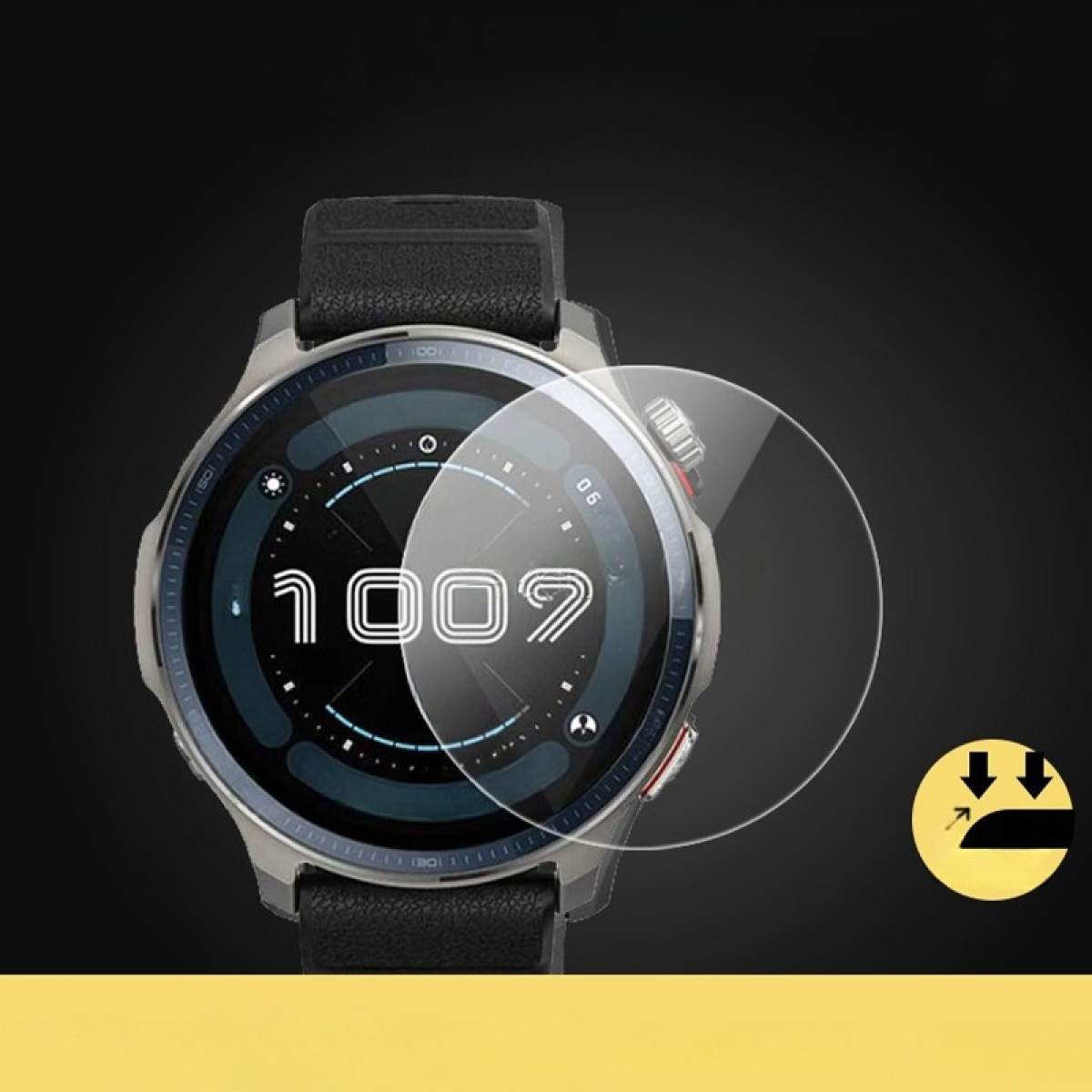 Uno smartwatch con una protezione per lo schermo sovrapposta. Il quadrante mostra "1007". Sono visibili un cinturino in pelle nera e una cassa argentata.