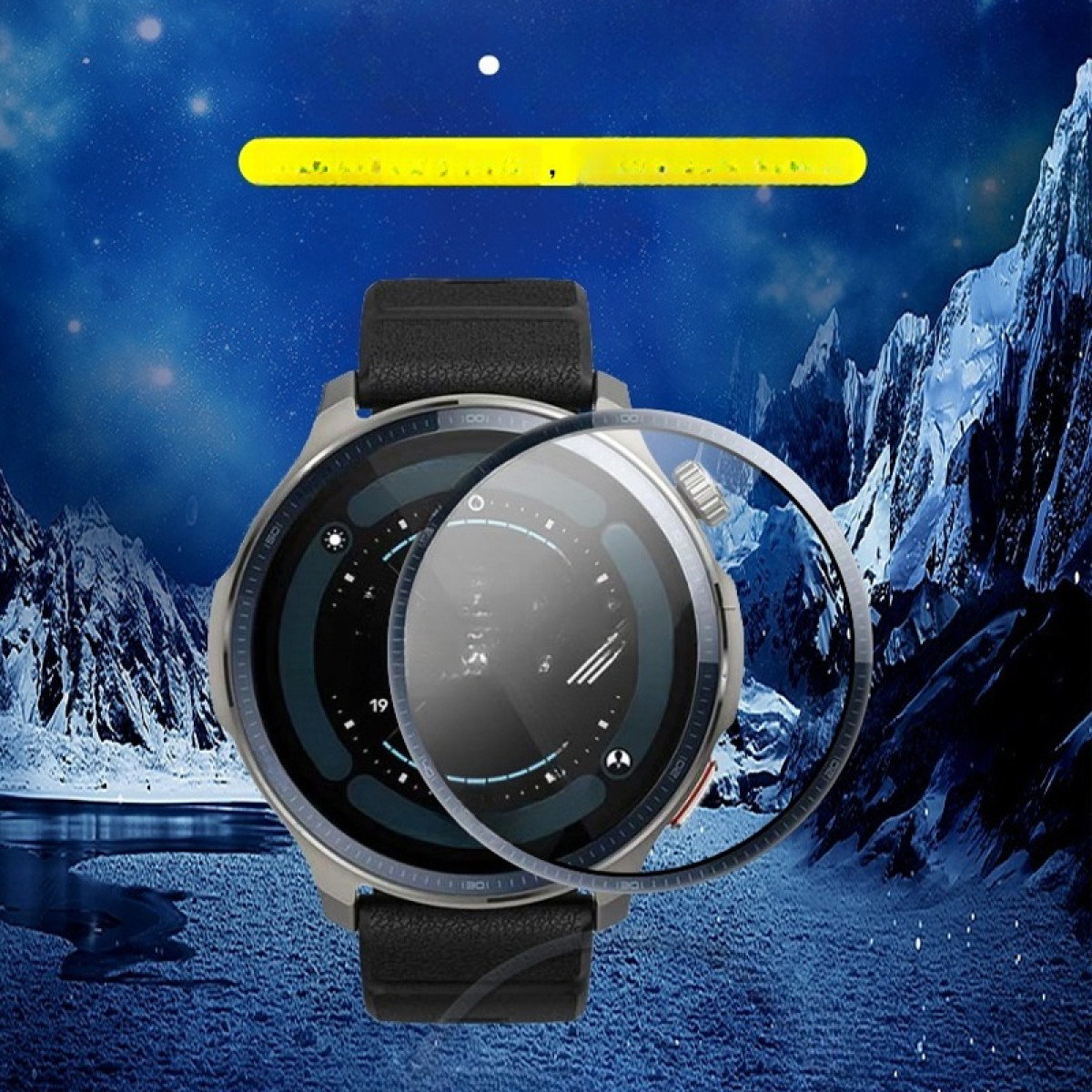 Uno smartwatch con schermo protettivo è mostrato sullo sfondo di un cielo notturno e montagne. Una barra gialla è sopra l'orologio.