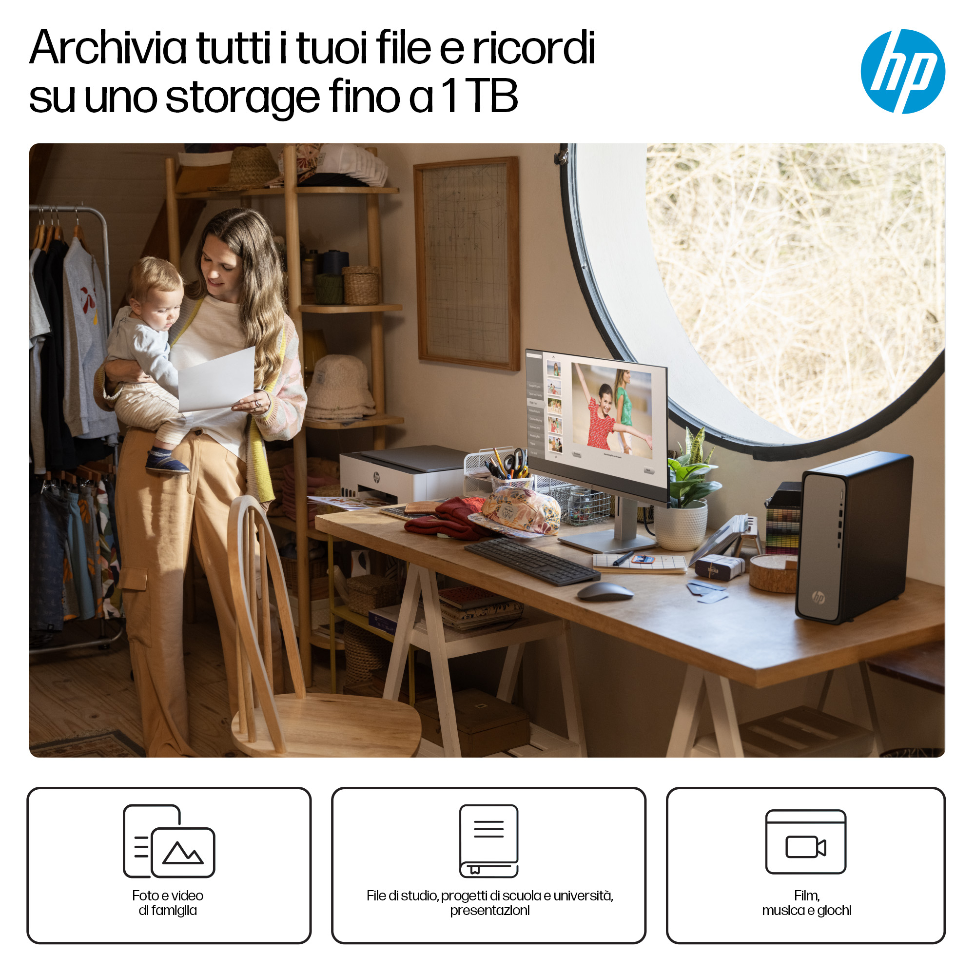 Kobieta trzyma dziecko w pokoju z biurkiem i komputerem. Scena sugeruje archiwizację plików i wspomnień.