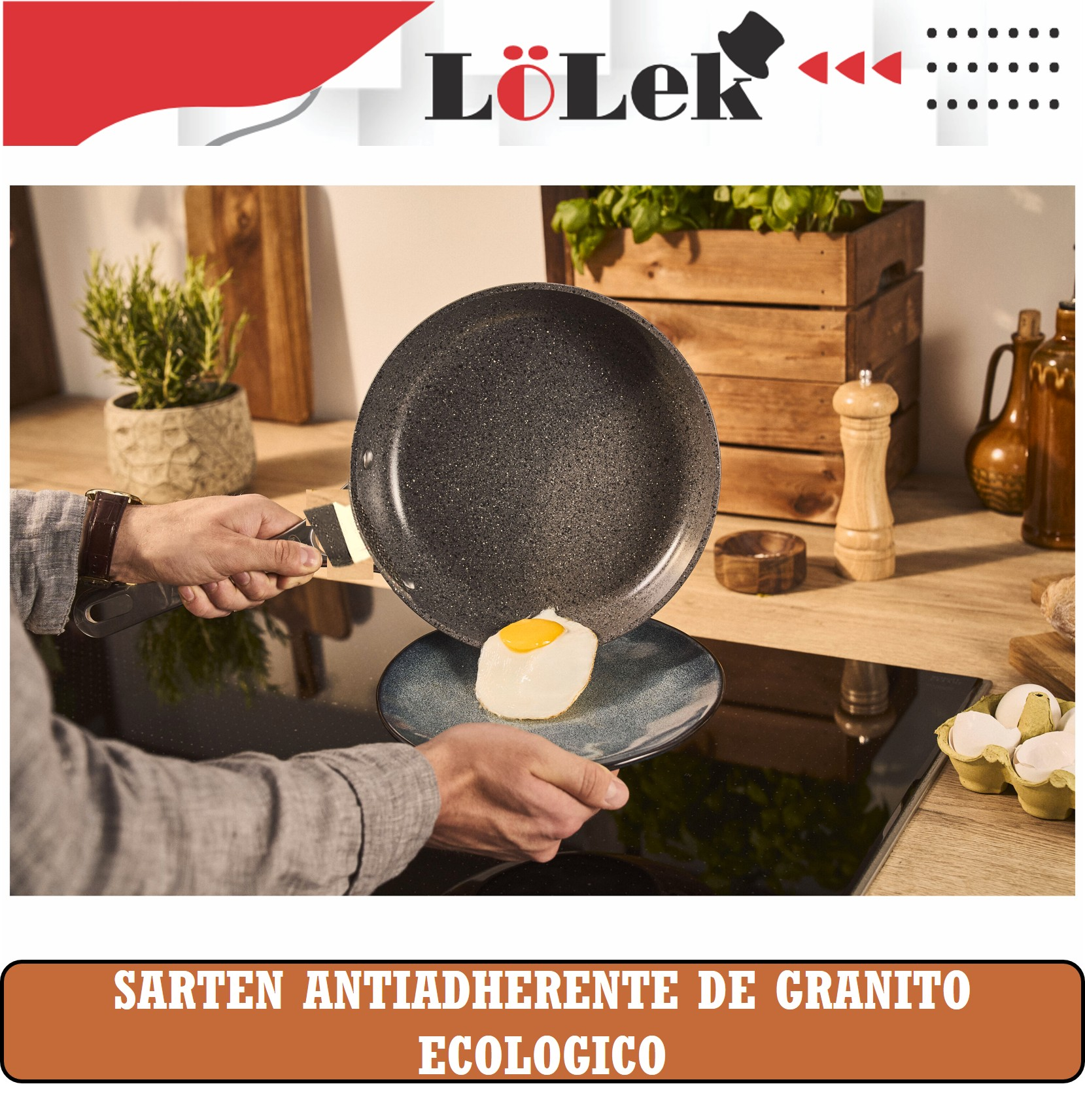 Una persona transfiere un huevo frito de una sartén de granito a un plato. Una caja de madera y plantas en el fondo.