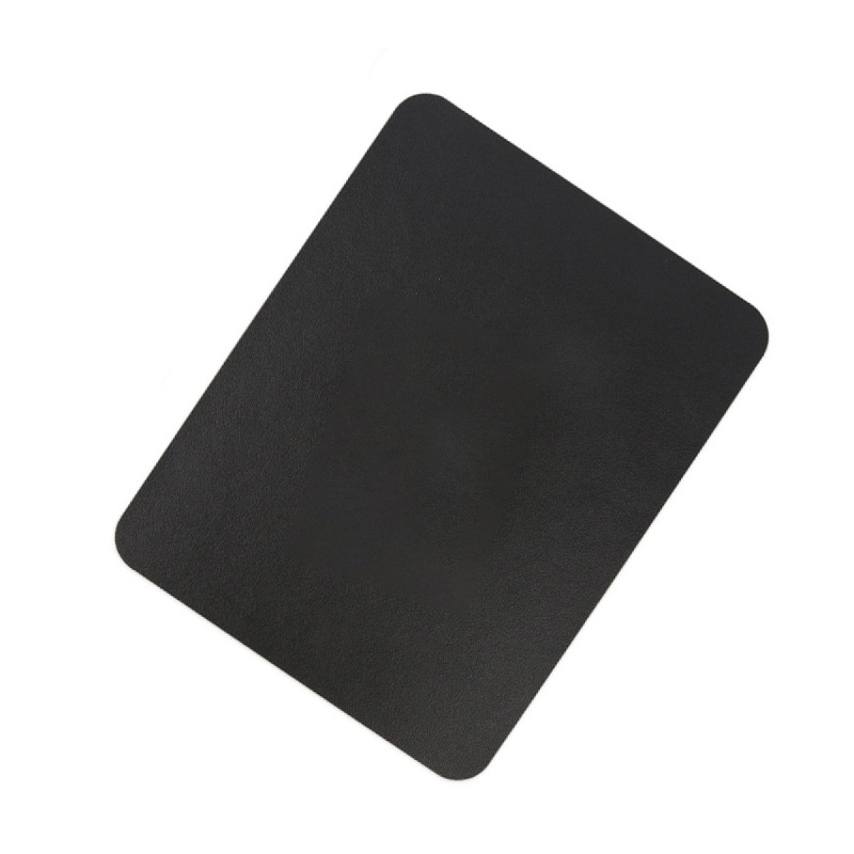 Czarny, prostokątny obiekt z zaokrąglonymi rogami jest pochylony na białym tle. Powierzchnia wydaje się teksturowana.