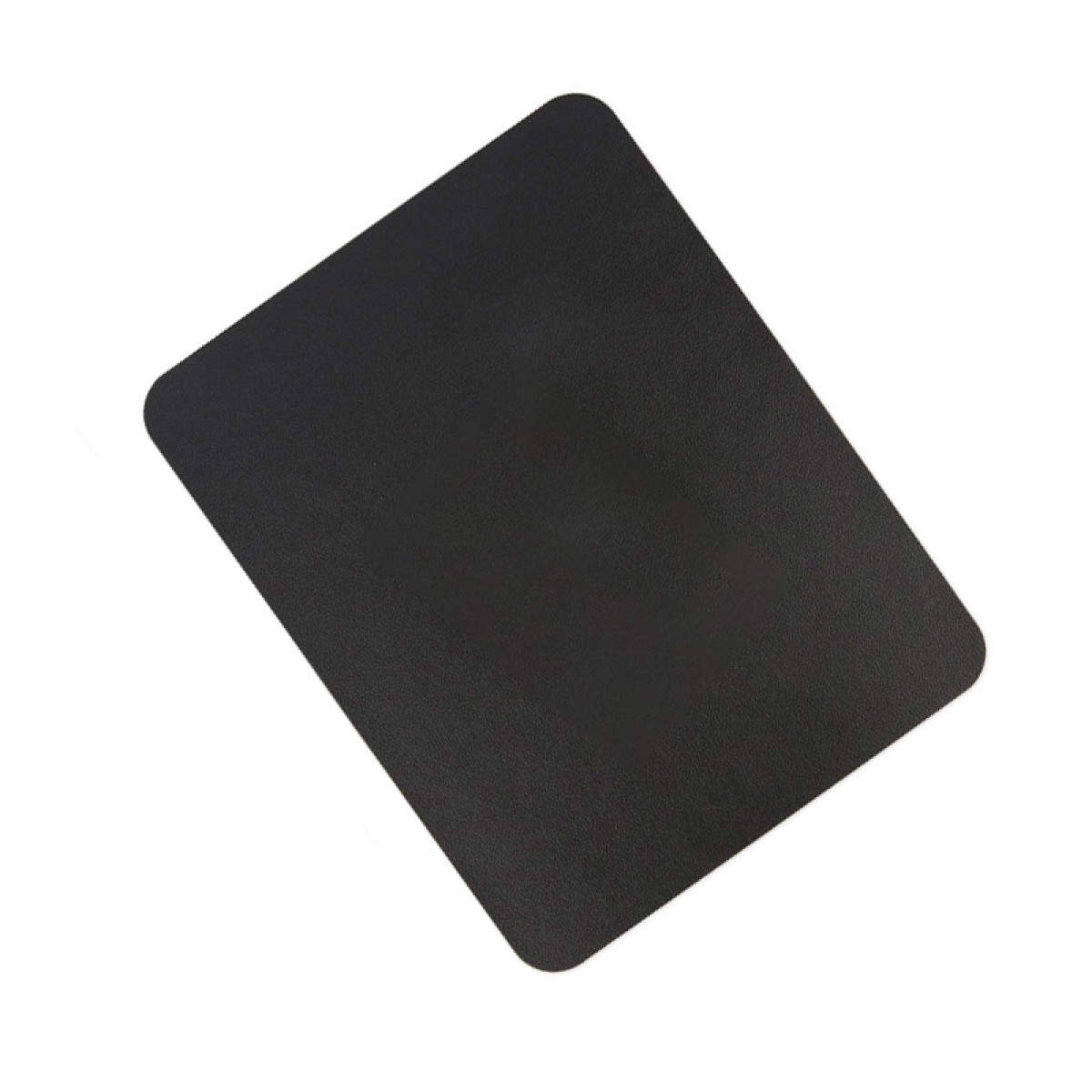 Czarny prostokątny pad z zaokrąglonymi rogami jest ustawiony po przekątnej na białym tle. Pad ma teksturowaną powierzchnię.