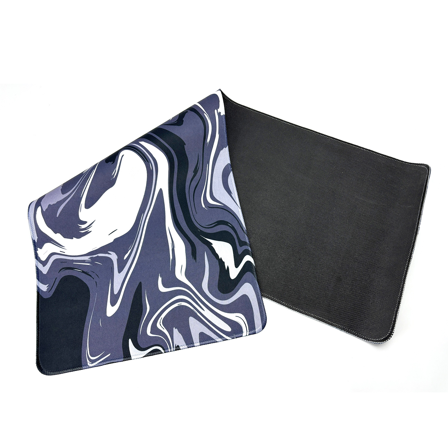 Podkładka pod mysz z szarym, białym i czarnym marmurkowym wzorem jest częściowo złożona. Spód to czarna, teksturowana guma. Białe tło.