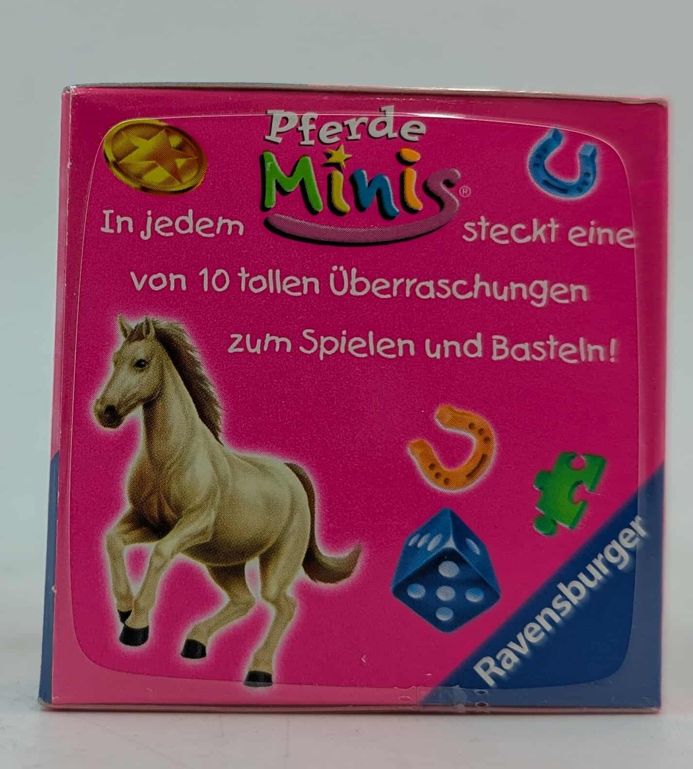 Eine rosa Schachtel mit einer Pferdeillustration. Deutscher Text enthält 'Pferde Minis', 'In jedem' und 'Ravensburger'.