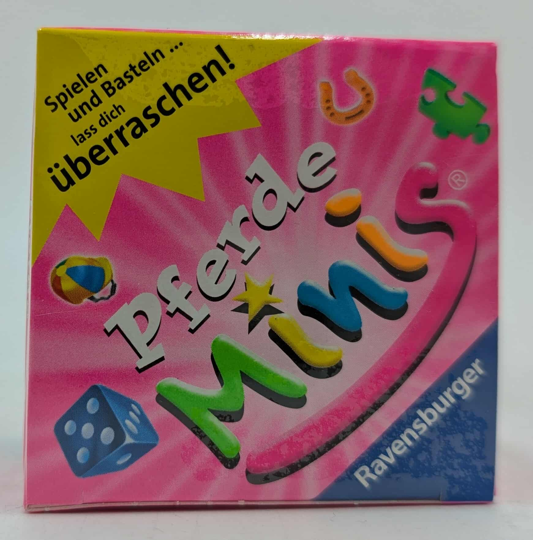 Schachtel mit dem Spiel 'Pferde Minis'. Es hat einen rosa Hintergrund, gelben und blauen Text und Bilder von Würfeln, Puzzleteilen, Hufeisen und Sternen.