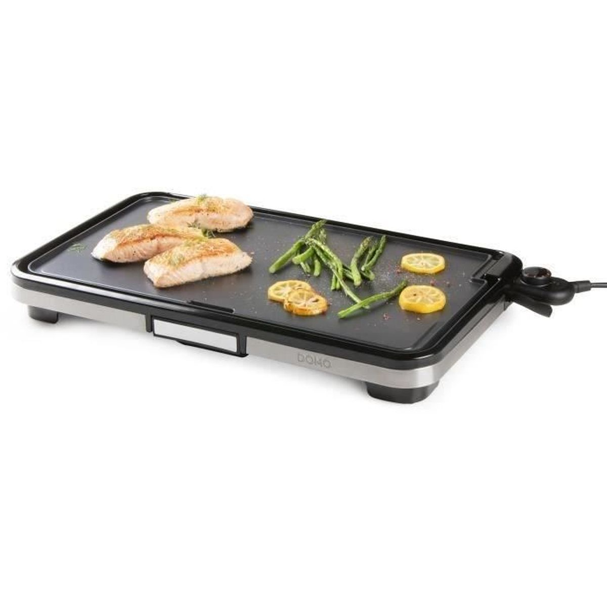Ein elektrischer Grill mit Lachs, Spargel und Zitronenscheiben. Der Grill ist schwarz und silberfarben. Das Essen ist auf der Grillfläche angeordnet.