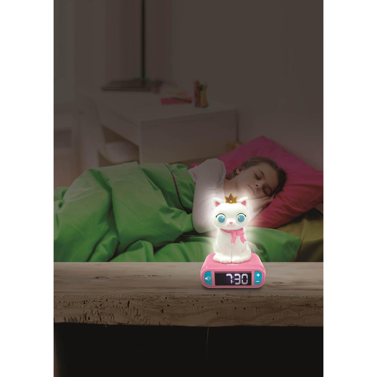Una niña duerme en la cama. Un despertador con forma de gato brilla. La hora es 7:30. La escena está tenue con una manta verde.