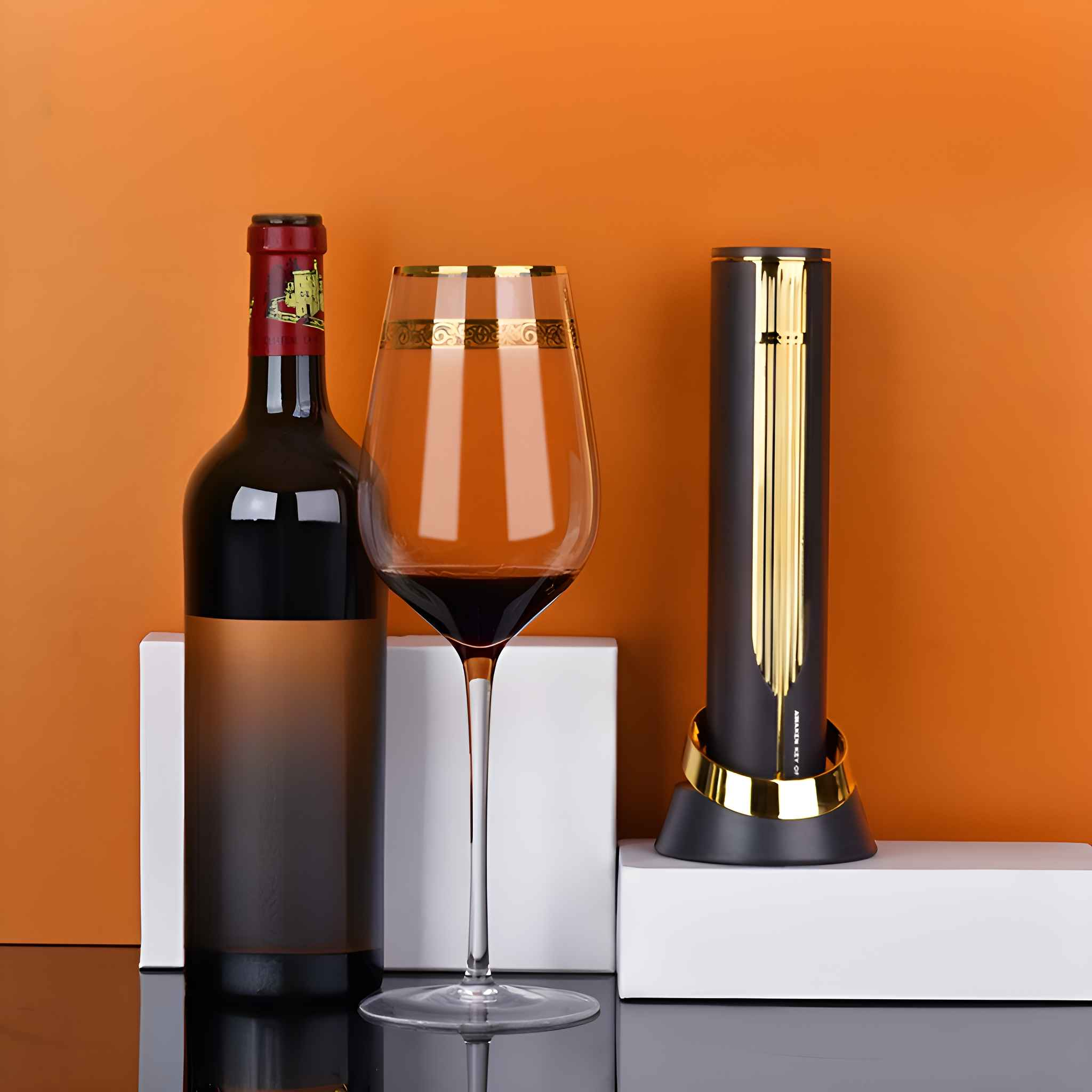 Eine Weinflasche, ein Glas Rotwein und ein Weinöffner stehen auf einer reflektierenden Oberfläche vor einem orangefarbenen Hintergrund.
