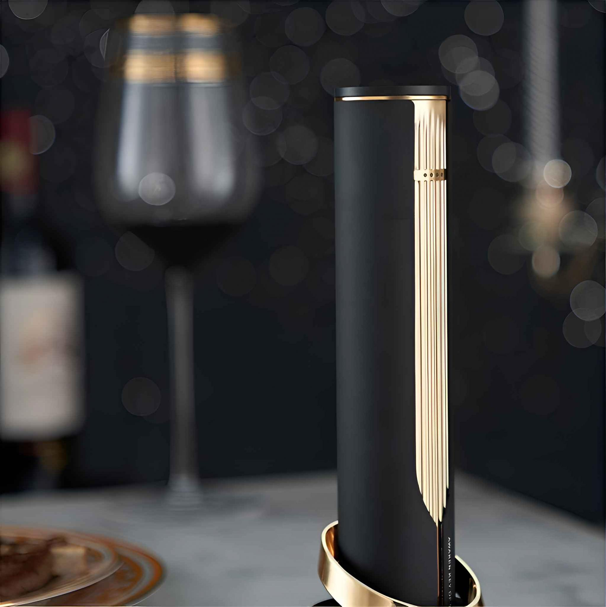 Ein schwarz-goldener Weinöffner auf einem Tisch, mit Weinglas und Flasche im Hintergrund, Bokeh-Lichter.