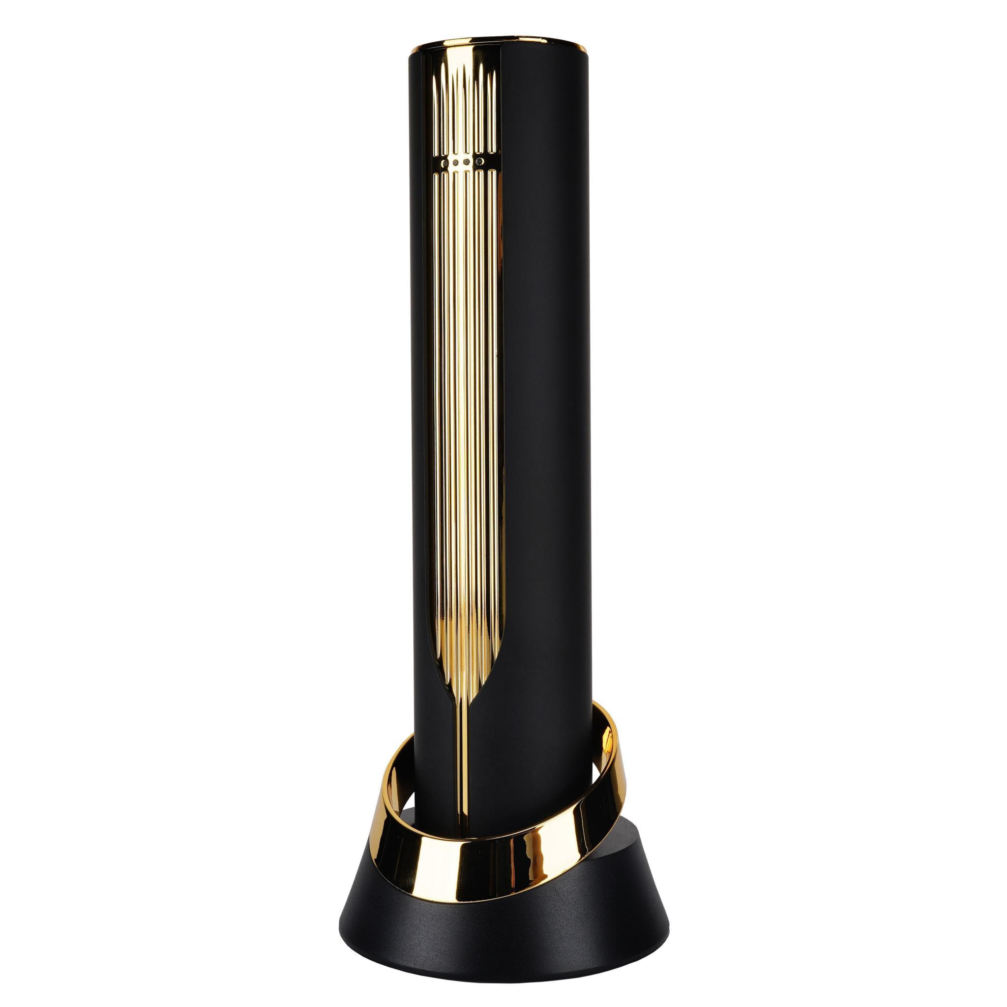 Ein schwarzer und goldener elektrischer Weinöffner steht aufrecht. Er hat einen zylindrischen Körper, einen goldenen Ring und ein goldenes Design auf der Vorderseite.