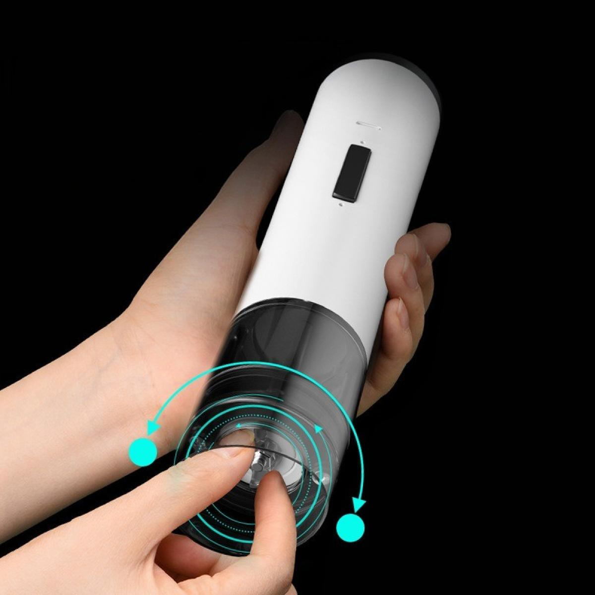 Eine Person hält einen weiß-schwarzen elektrischen Weinöffner. Ein Finger drückt den Knopf. Der Hintergrund ist schwarz.