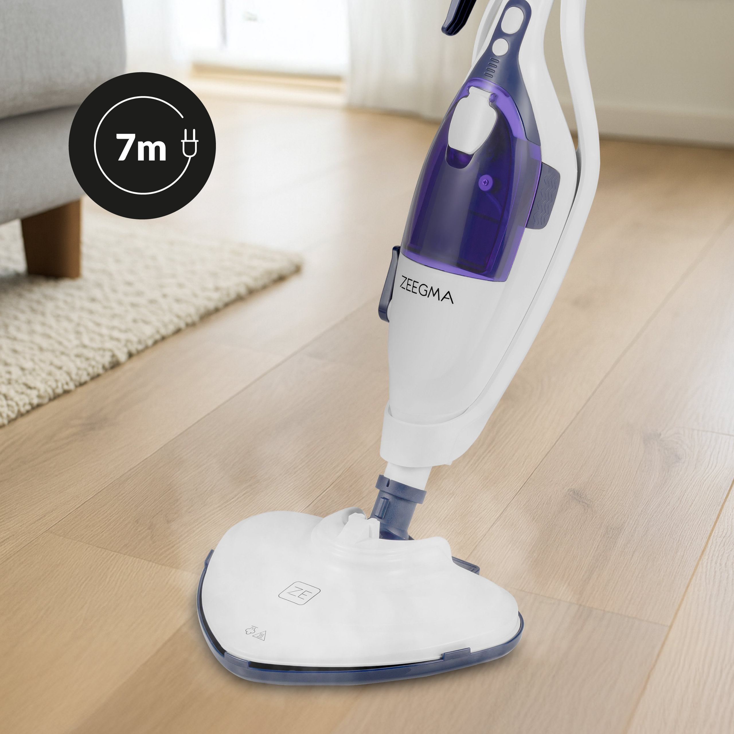 Biało-fioletowy mop parowy na drewnianej podłodze, oznaczenie przewodu 7m w okręgu. Dywan i sofa w tle.