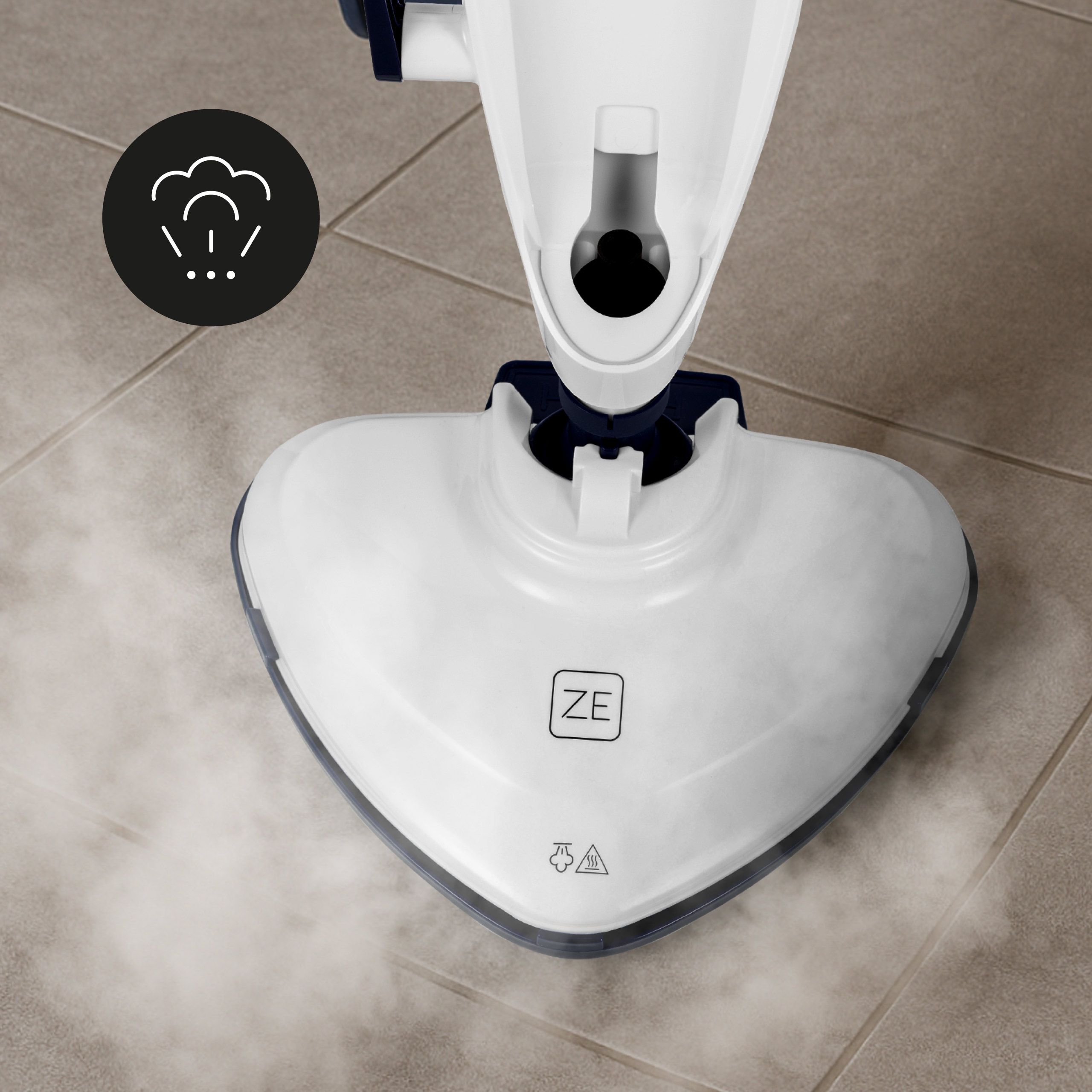 Biała myjka parowa stoi na podłodze z płytek. Para wydobywa się z myjki. Czarna ikona pokazuje parę.