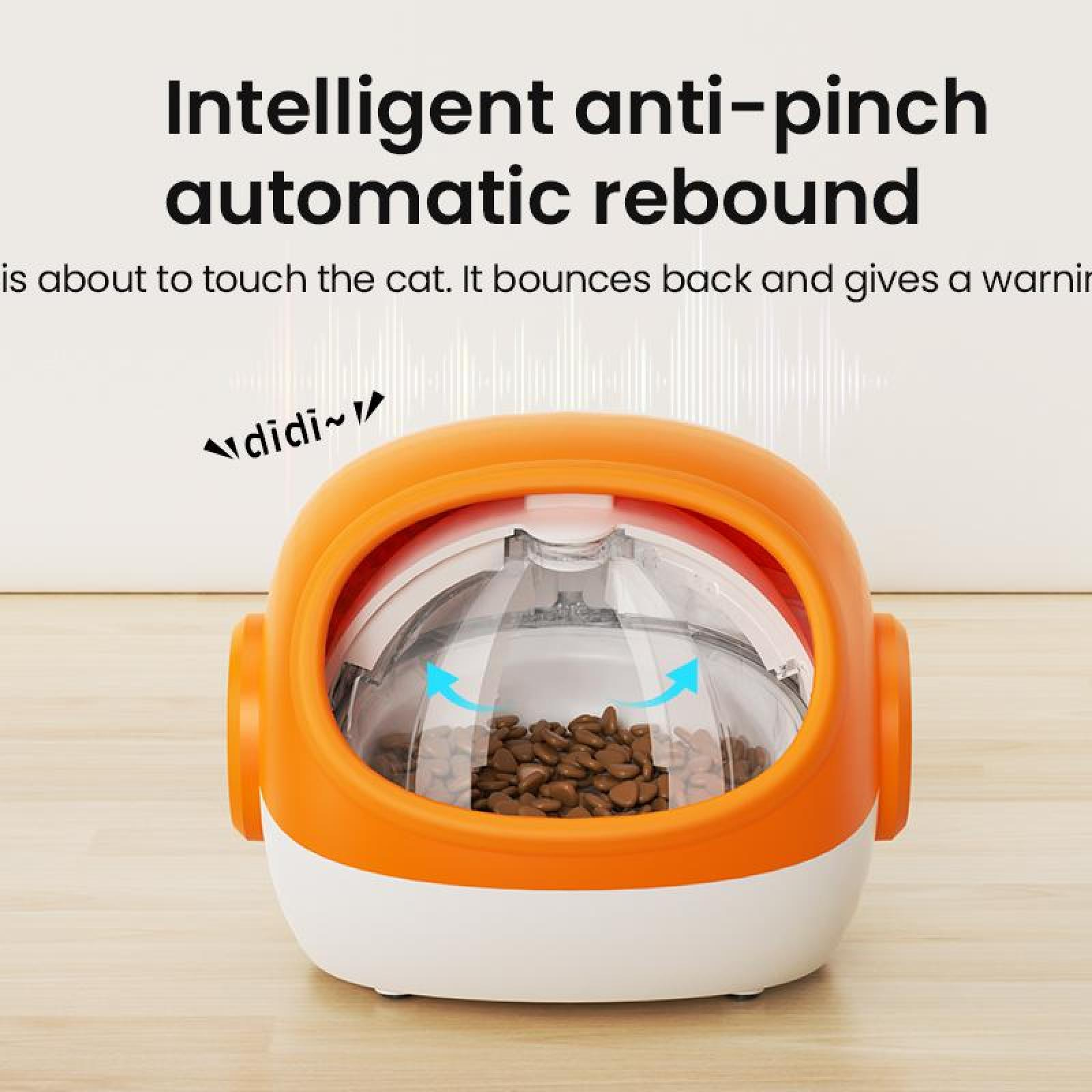 Orangenes und weißes Katzenspielzeug mit Futter. Es hat Anti-Quetsch- und automatische Rückprallfunktionen. Text: Intelligenter Einklemmschutz, automatischer Rückprall.