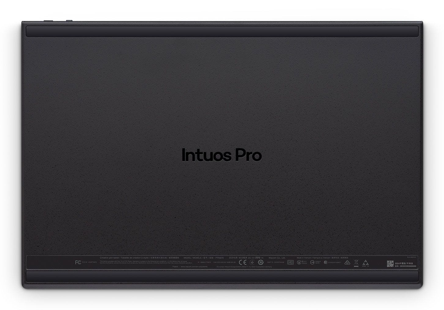 Czarny tablet Intuos Pro. Tablet ma nazwę marki pośrodku. Informacje i certyfikaty znajdują się na dole.