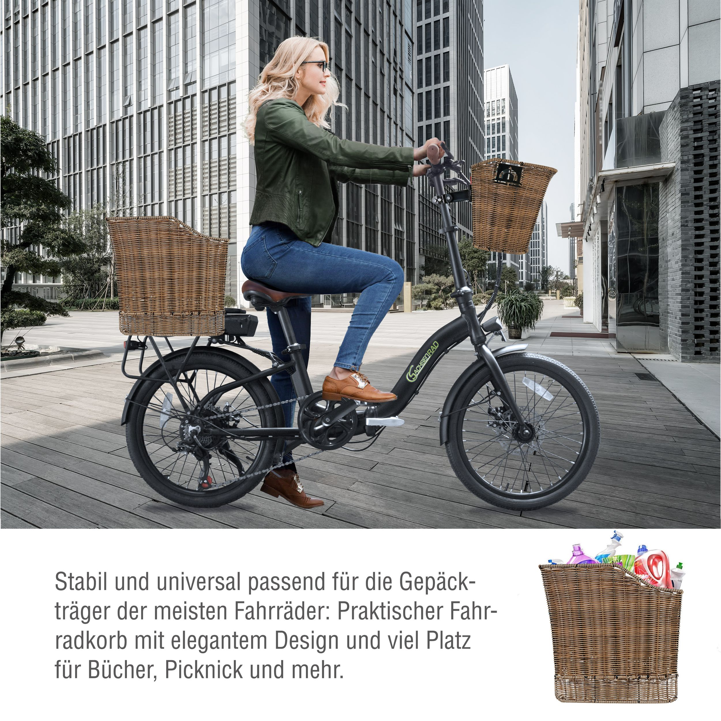 Frau auf schwarzem Fahrrad mit Weidenkörben fährt auf Holzdeck vor modernen Gebäuden.