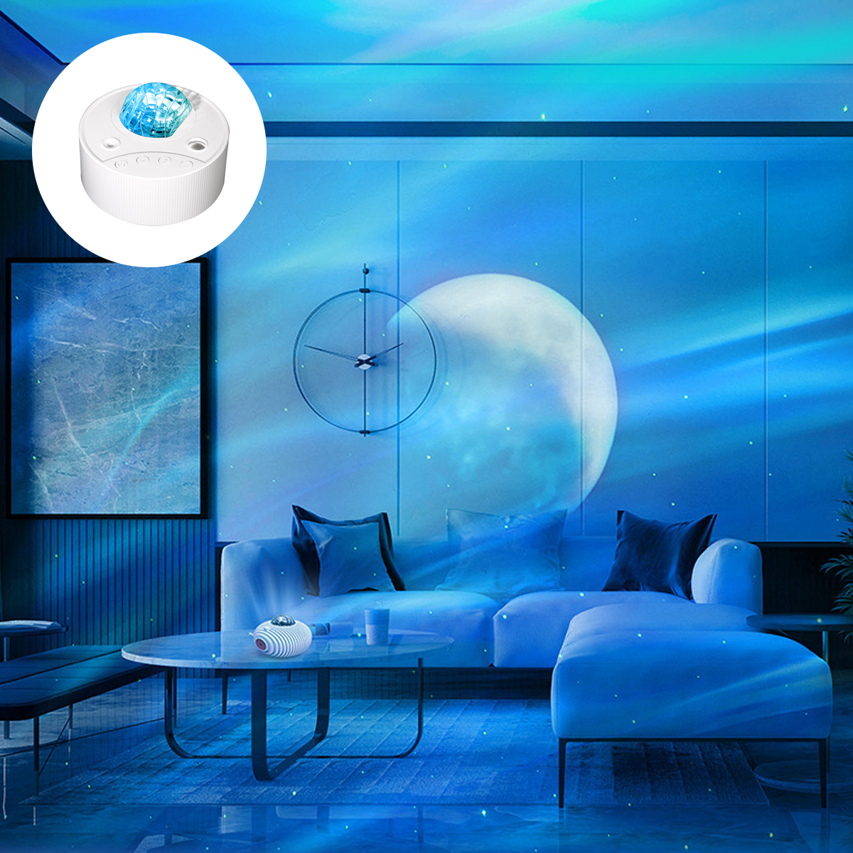 Ein Raum mit Sofa und Mondprojektion. Eine Uhr hängt an der Wand. Eine Lampe steht auf dem Tisch.