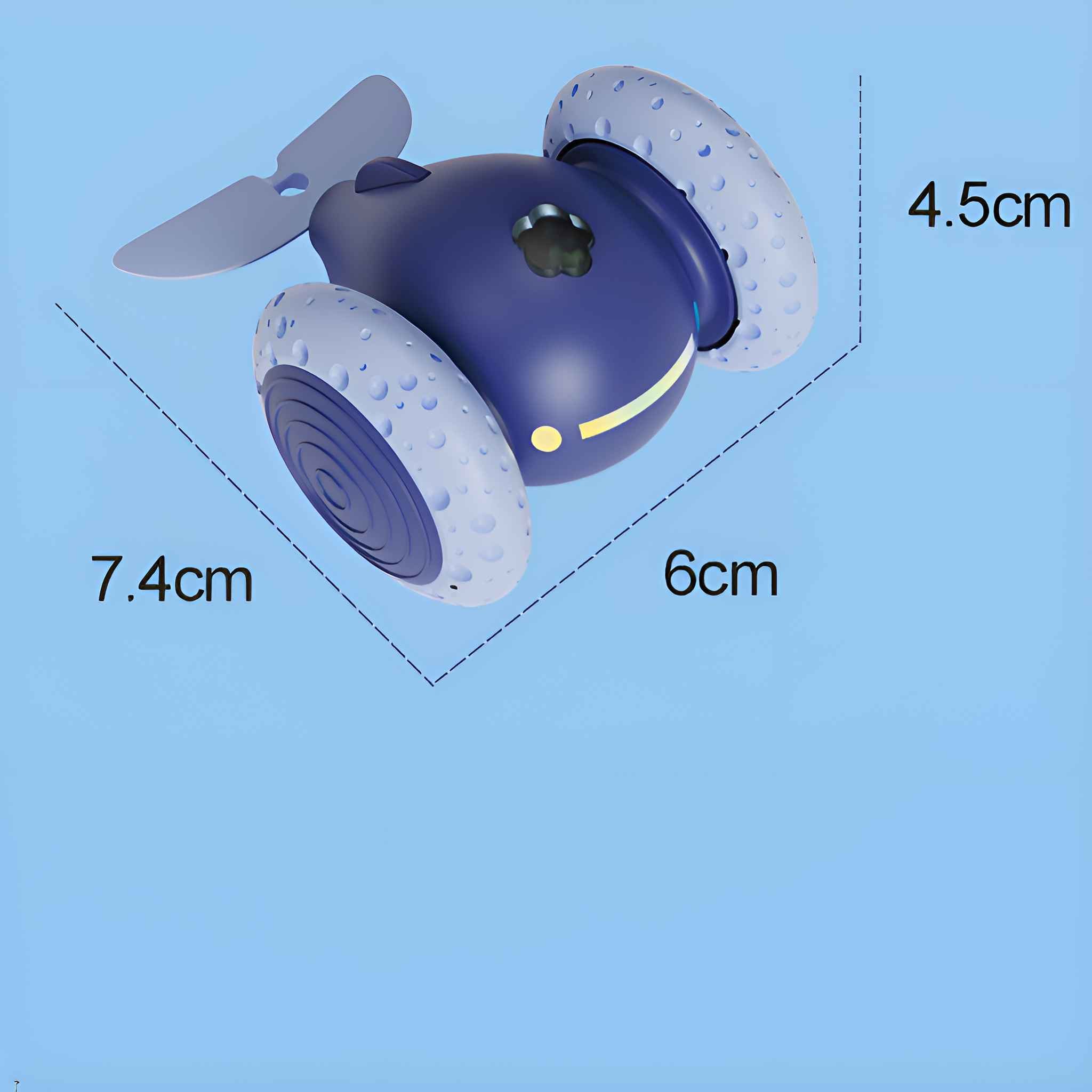 Ein blaues Spielzeug mit zwei Rädern, einem Propeller und einem Körper. Abmessungen: 7,4 cm x 6 cm x 4,5 cm. Auf hellblauem Hintergrund.