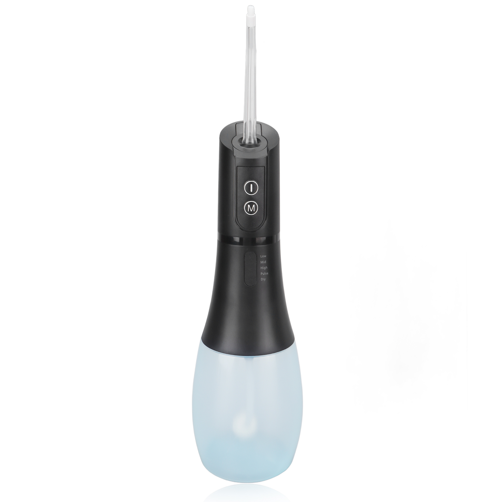Ein elektrischer Wasserflosser. Er hat ein schwarzes Gehäuse, eine durchsichtige Spitze und einen hellblauen Wasserbehälter. Der Flosser steht vor weißem Hintergrund.