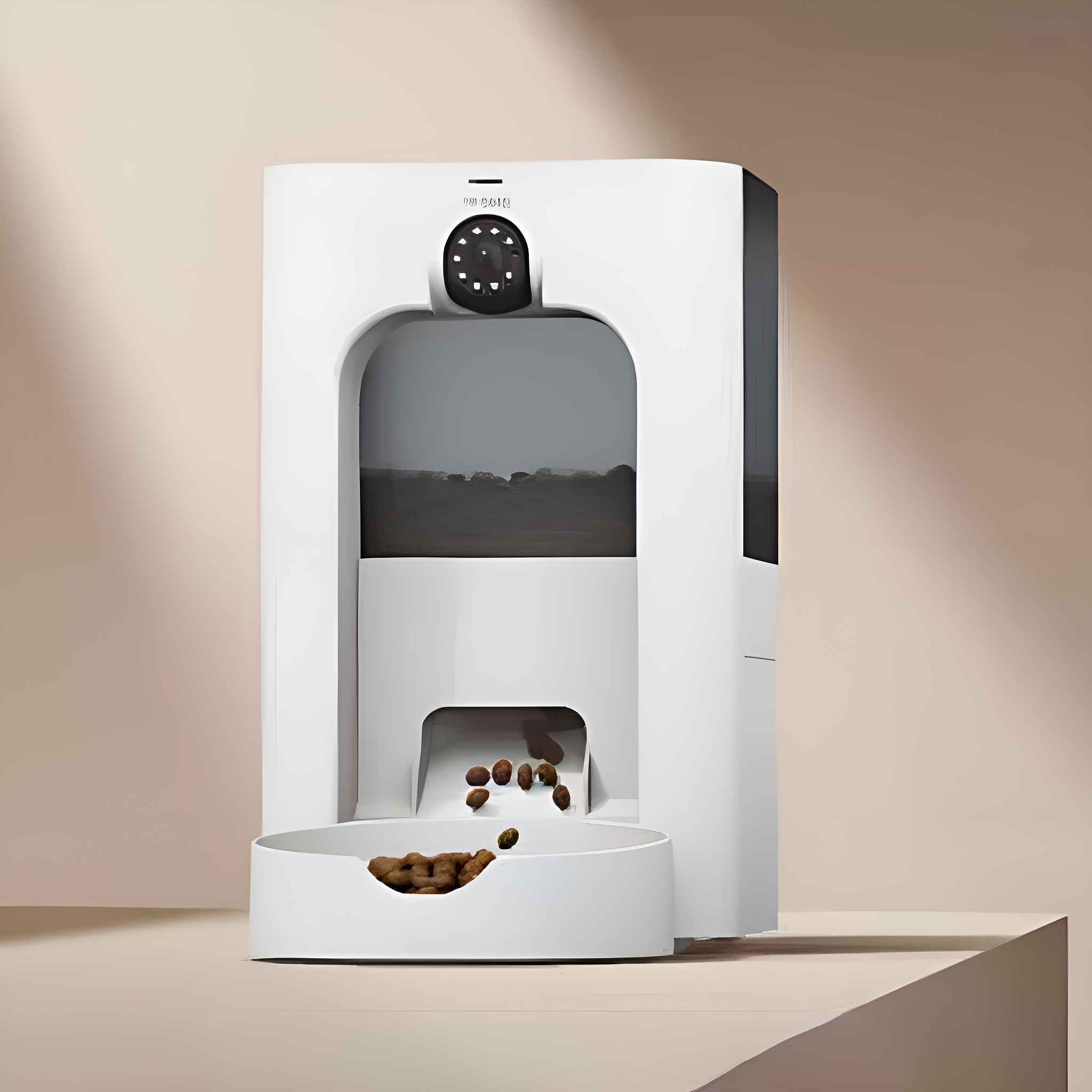 Ein weißer Futterautomat gibt Trockenfutter in eine Schüssel ab. Er hat ein schwarzes Bedienfeld und einen grauen Futterbehälter.