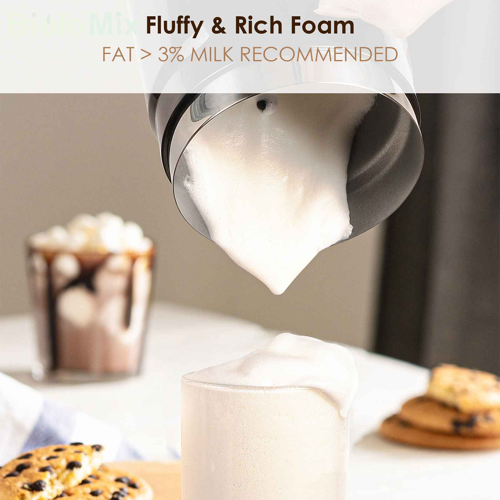 Schaum, der in ein Glas gegossen wird. Schokoladengetränk und Kekse im Hintergrund. Text: Fluffy & Rich Foam. Fett <gt/> 3 % Milch empfohlen.