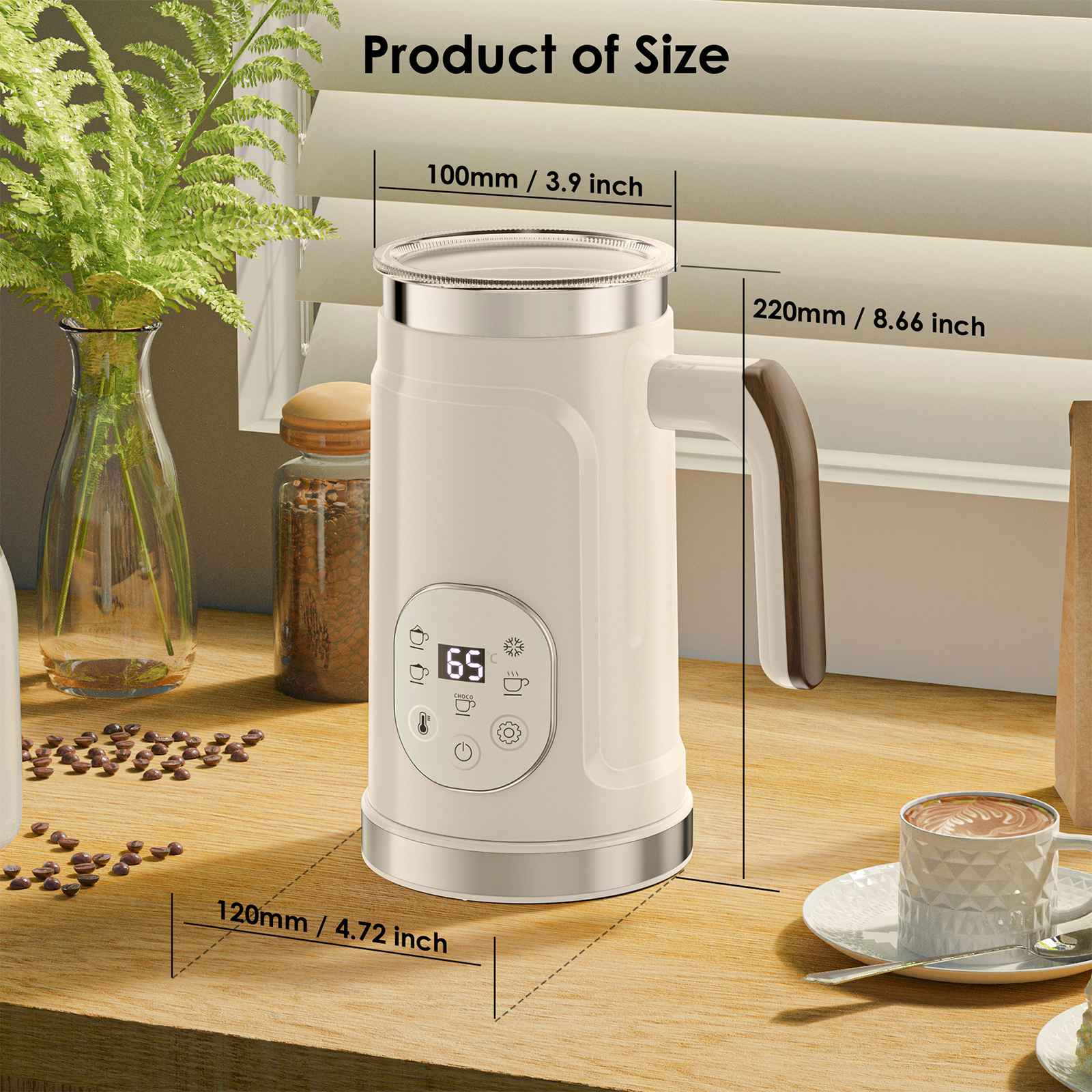 Ein cremefarbener Milchaufschäumer mit Maßen, ein Farn in einer Vase, Kaffeebohnen und eine Tasse Kaffee auf einer Holzoberfläche.