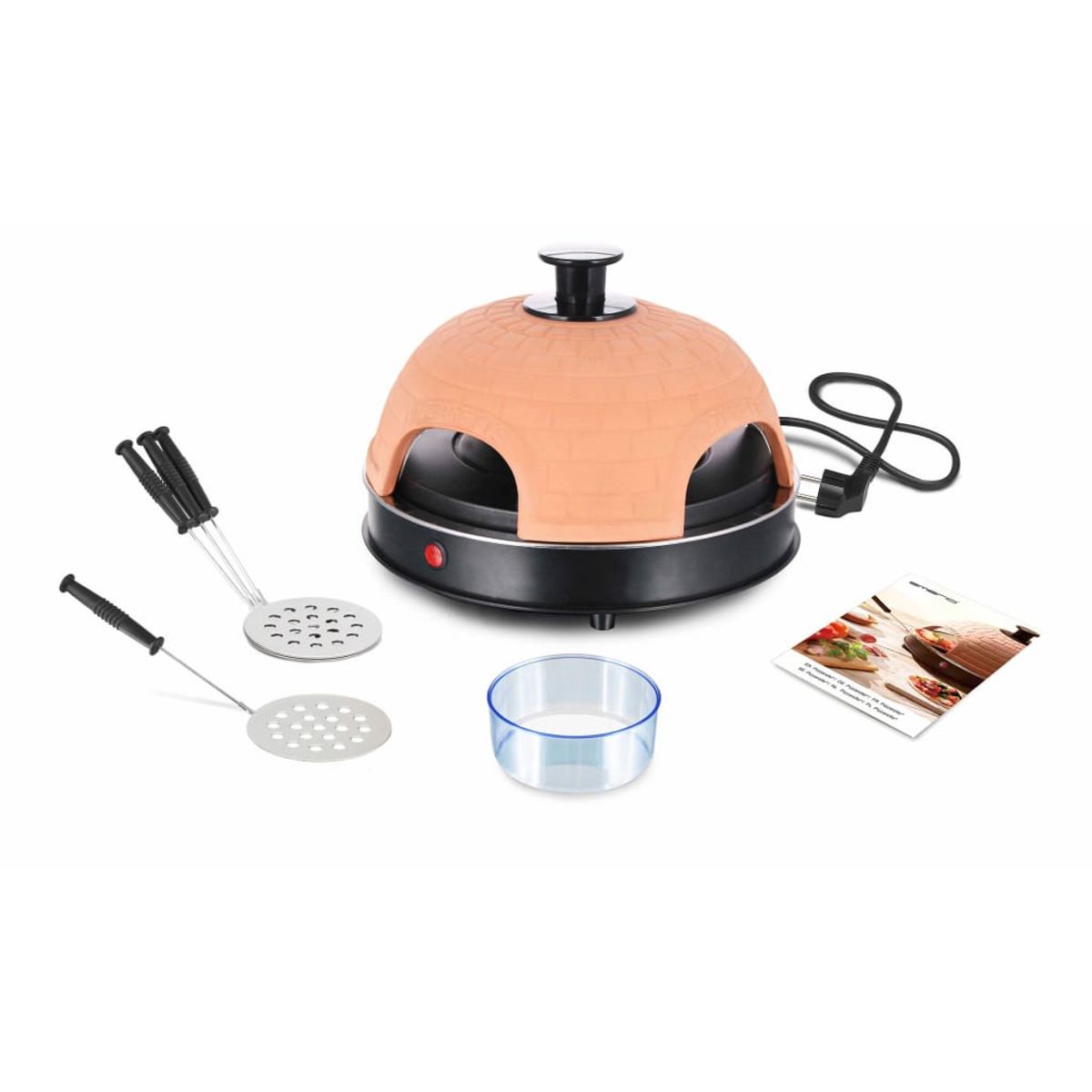 Un piccolo forno per pizza con accessori: spatole, una ciotola trasparente e un manuale. Il forno è color terracotta.
