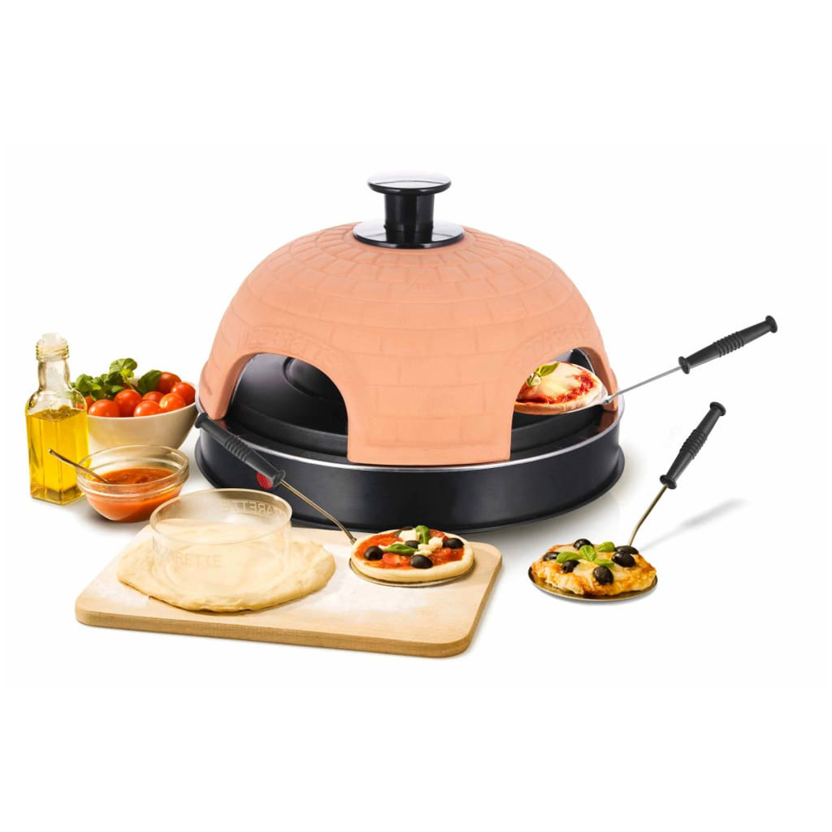 Un forno per pizza con accessori. Include basi per pizza, salsa, ingredienti e strumenti. Il forno è a cupola, in terracotta e su una base nera.