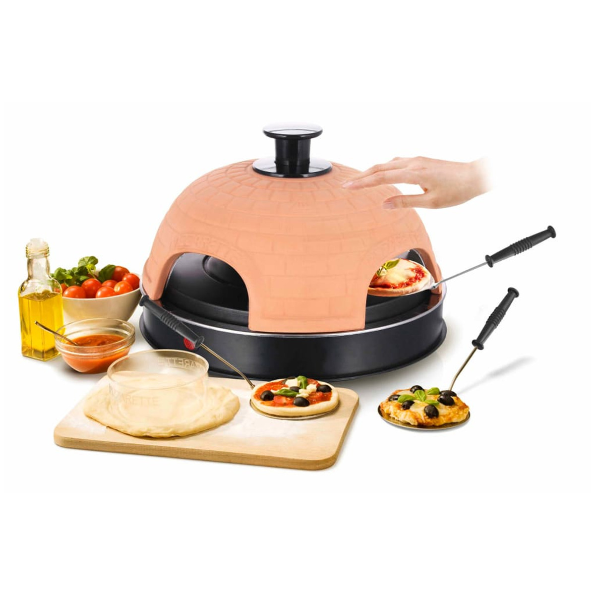 Forno per pizza con accessori: impasto, ingredienti e pizze pronte. Una mano si avvicina al forno. Vengono mostrati vari alimenti.