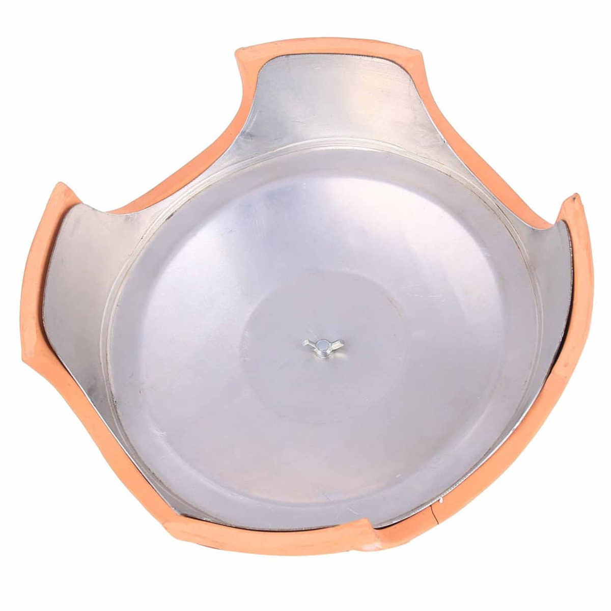 Una piastra metallica rotonda all'interno di un vaso di terracotta. La piastra ha un piccolo elemento di fissaggio argentato. Il bordo del vaso ha la forma di un quadrifoglio.